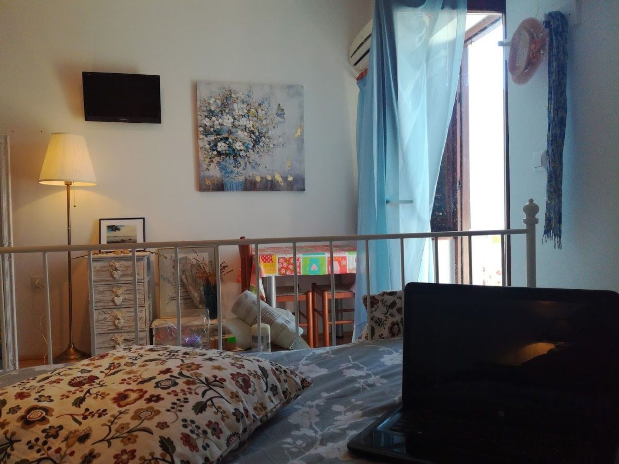 Studio-Apartment mit Balkon und Meerblick-Image-tags.info