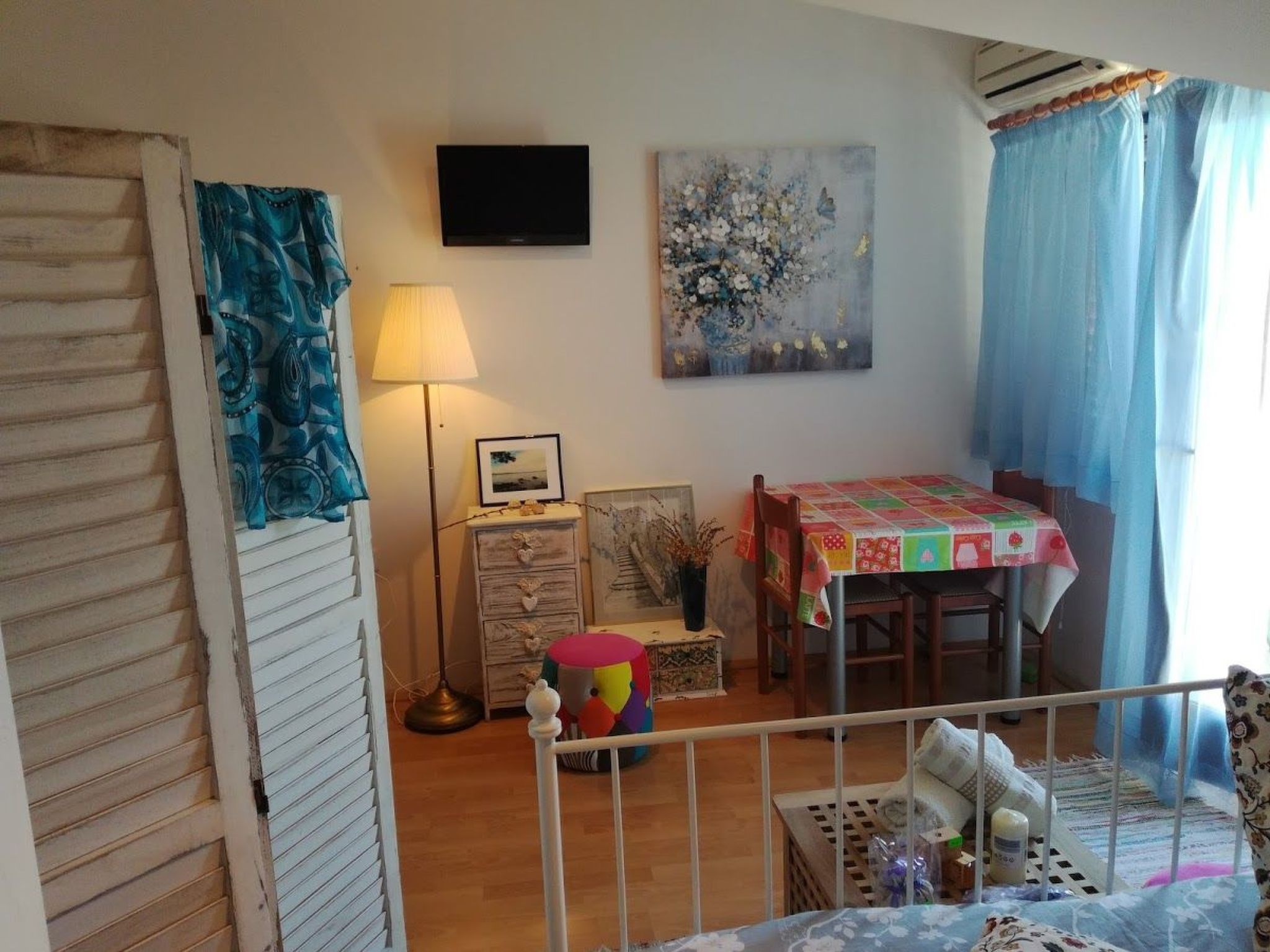 Studio-Apartment mit Balkon und Meerblick-Image-tags.info