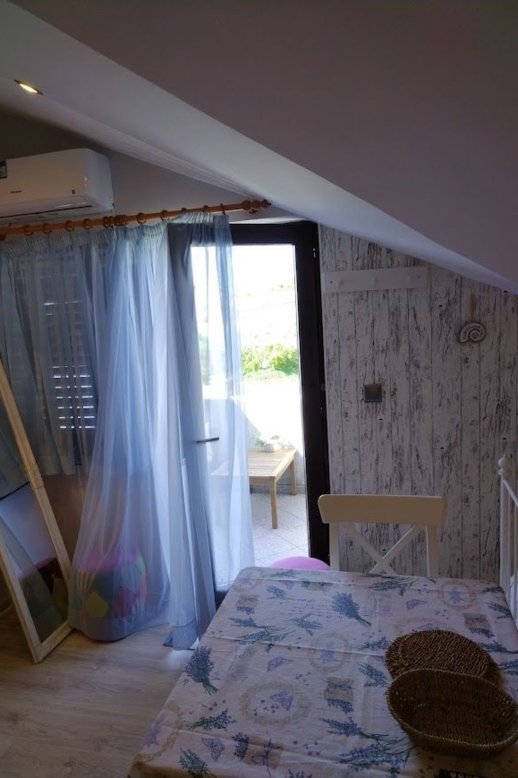 Studio-Apartment mit Balkon und Meerblick-Image-tags.info