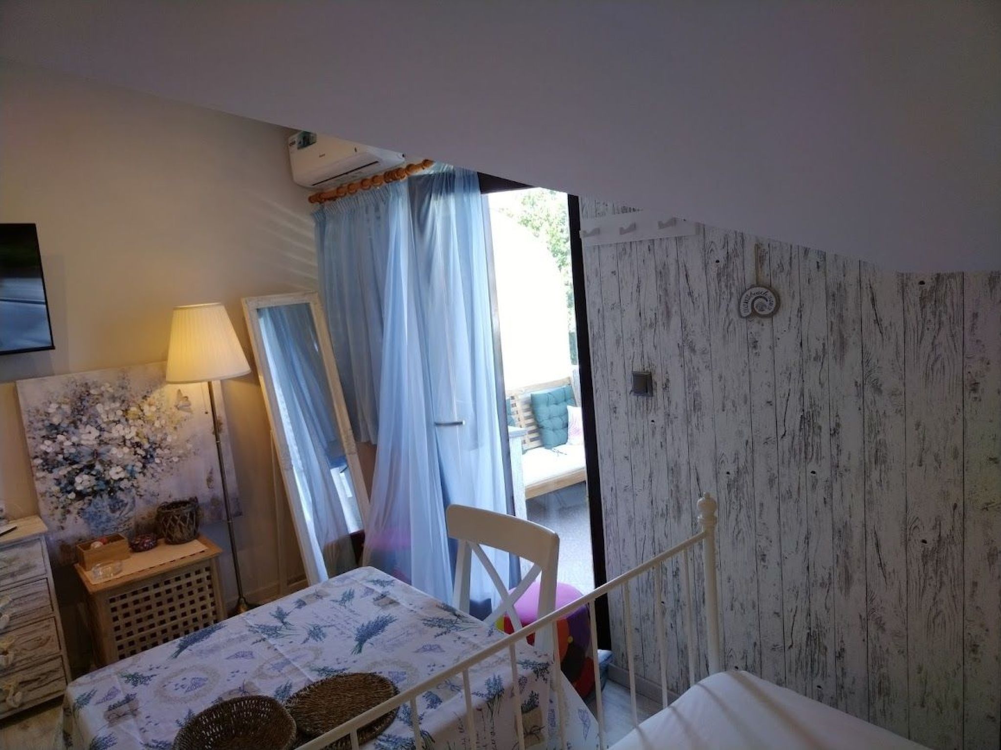 Studio-Apartment mit Balkon und Meerblick-Image-tags.info