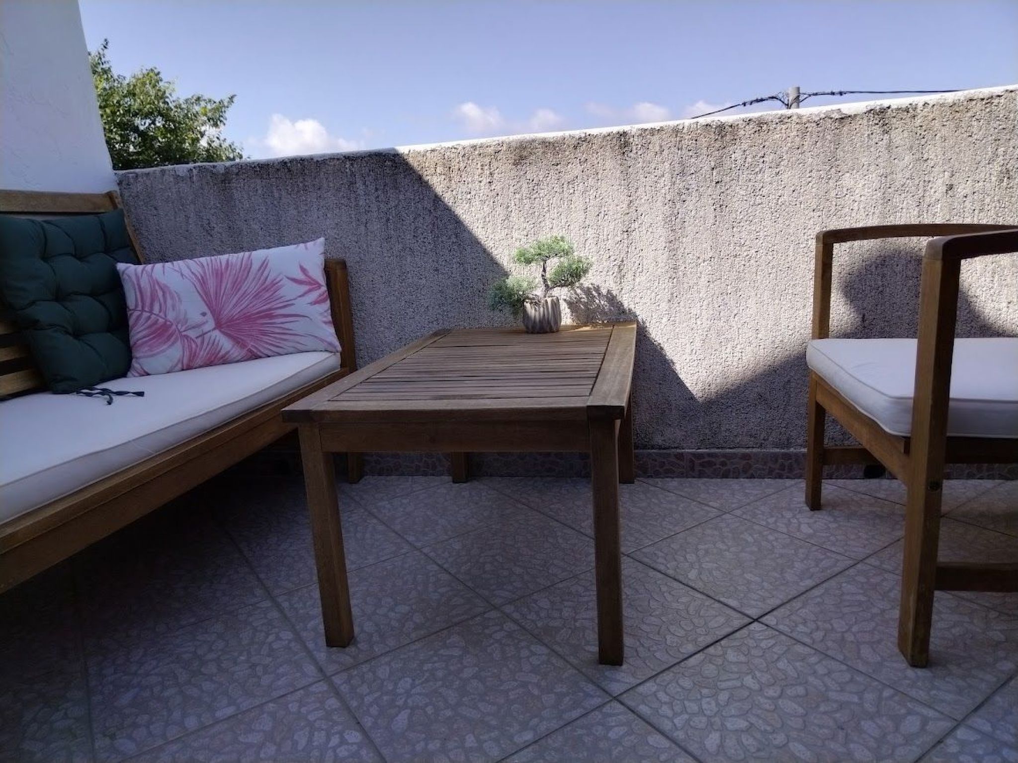 Studio-Apartment mit Balkon und Meerblick-Image-tags.info