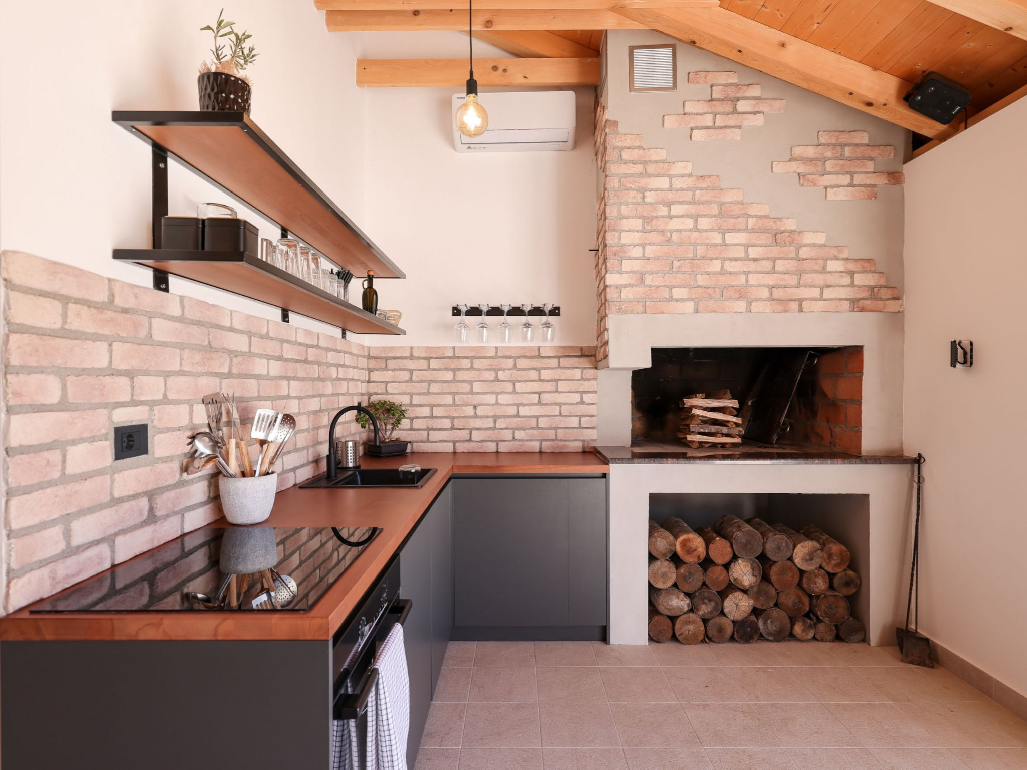 Villa Marta with heated pool and traditional taver