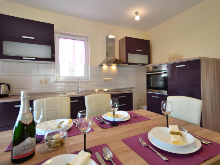 Centraal gelegen appartement in Sukošan vlakbij de zee in Sukošan