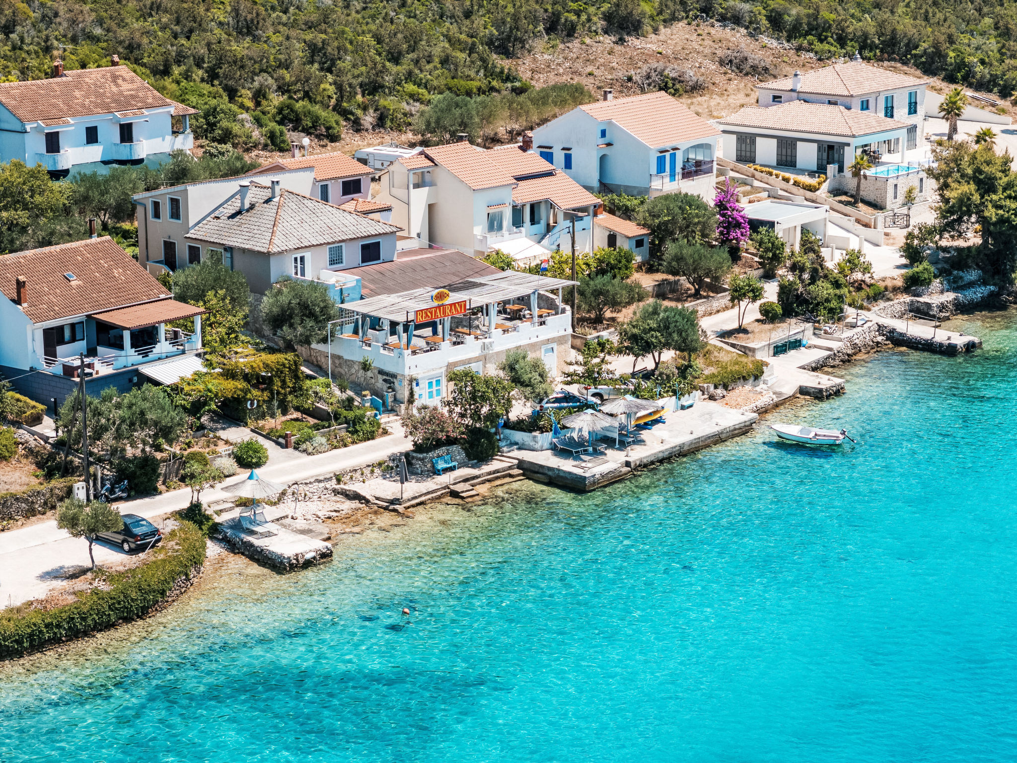 "Island Molat 02", 3-Zimmer-Wohnung 65 m2. Wohnzimmer mit 1 Diwanbett und TV. 1 Zimmer mit 1 Doppelbett. 1 Zimmer mit 1 Doppelbett. Küche (Backofen, Geschirrspüler, 4 Induktionskochplatten, Wasserko..
