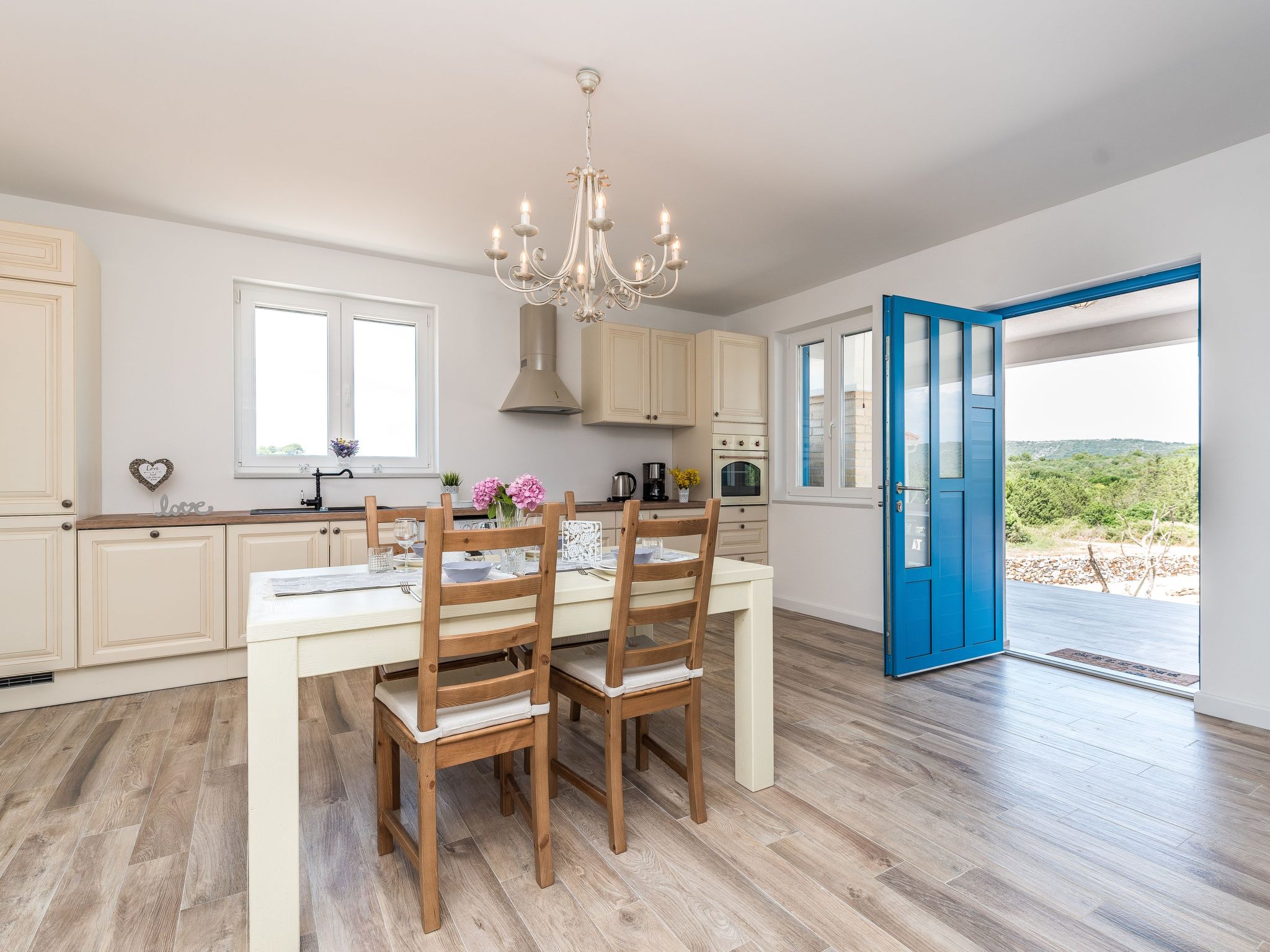 "Ena" mit Blick auf das Wasser