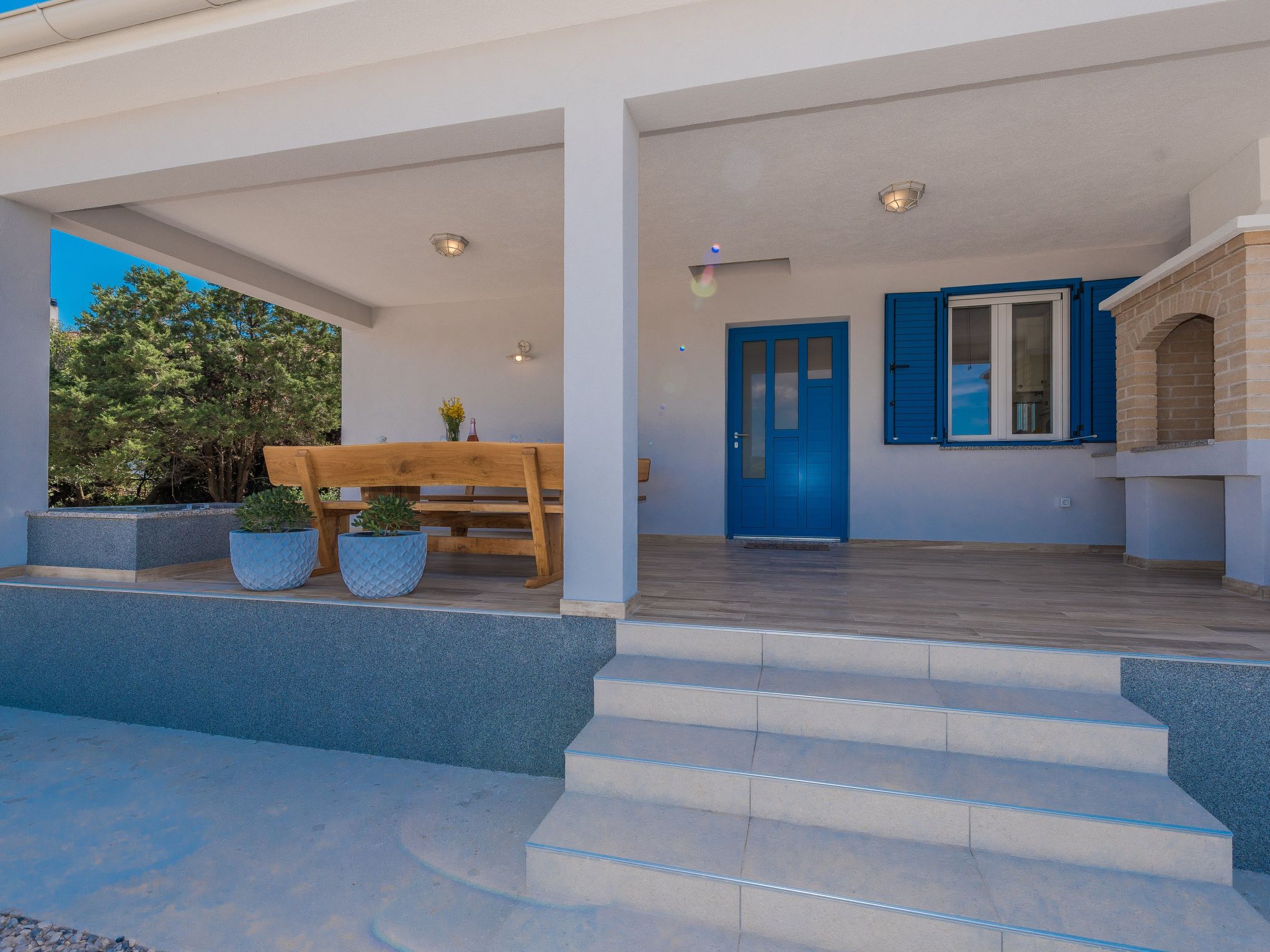 "Ena" mit Blick auf das Wasser-Draußen