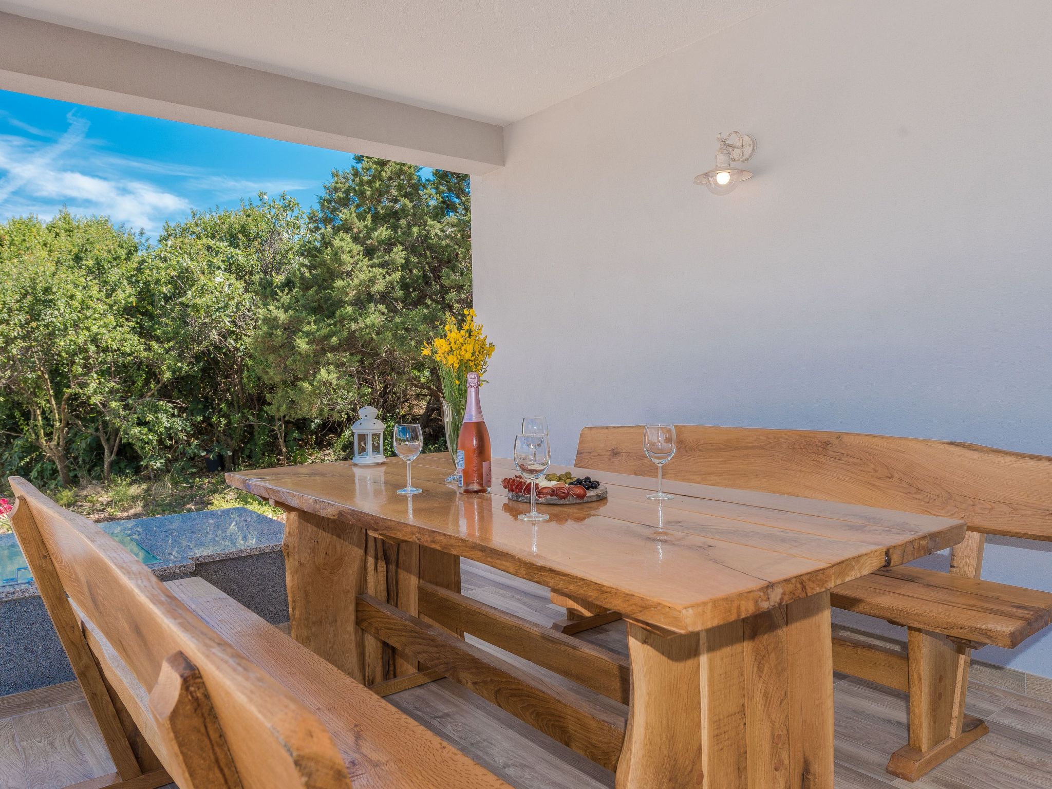 "Ena" mit Blick auf das Wasser-Image-tags.info