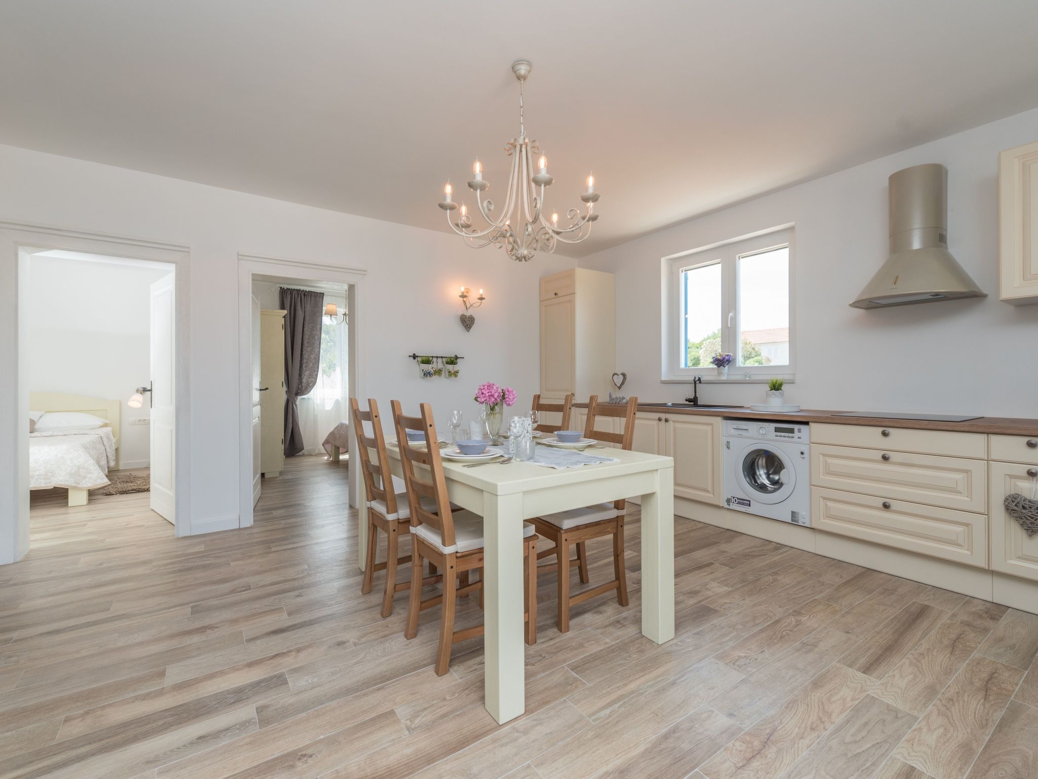 "Ena" mit Blick auf das Wasser-Drinnen