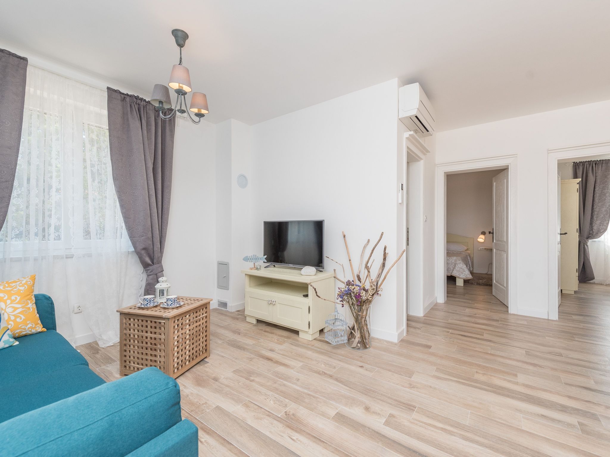 "Ena" mit Blick auf das Wasser-Drinnen