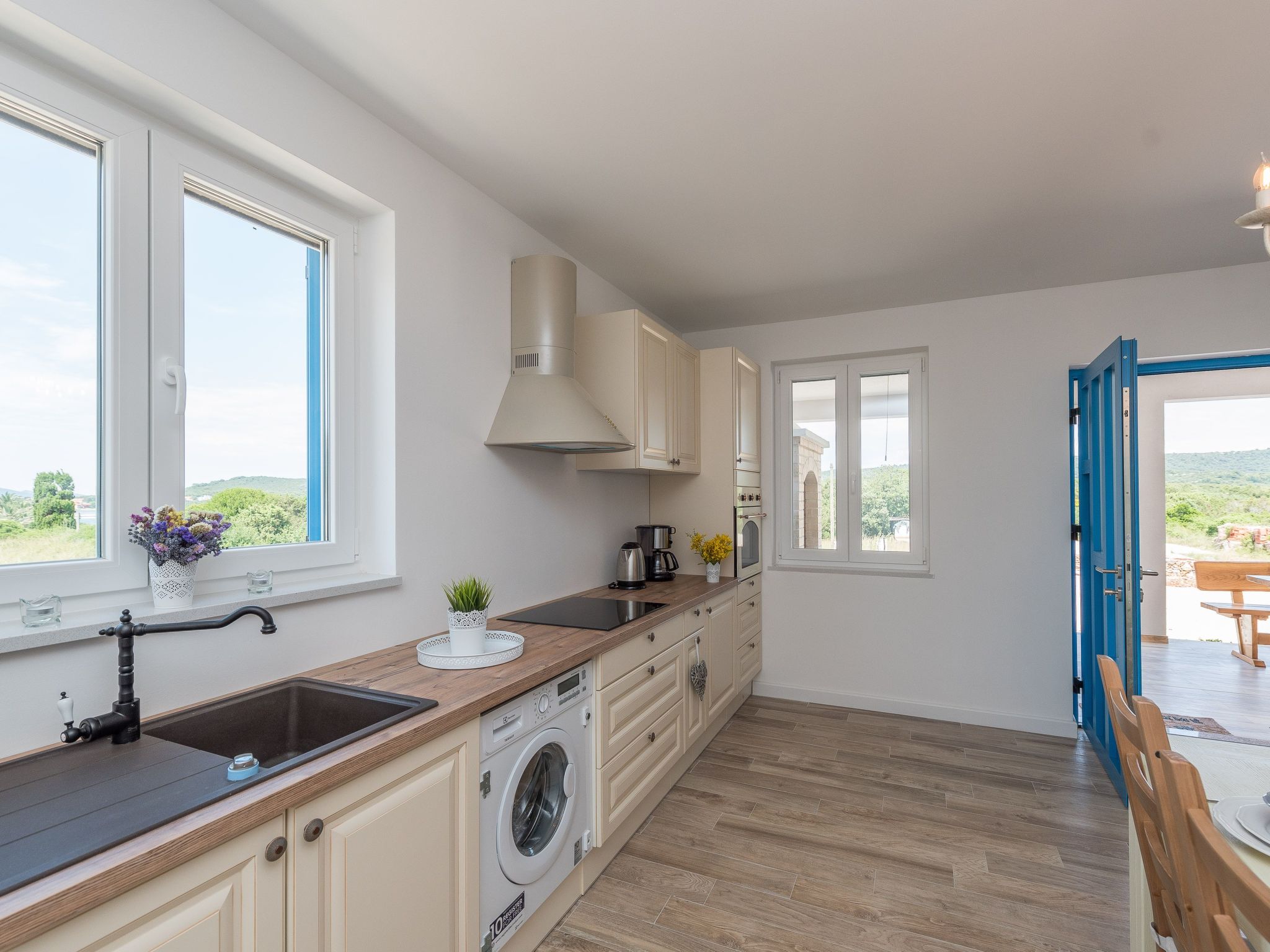 "Ena" mit Blick auf das Wasser-Draußen