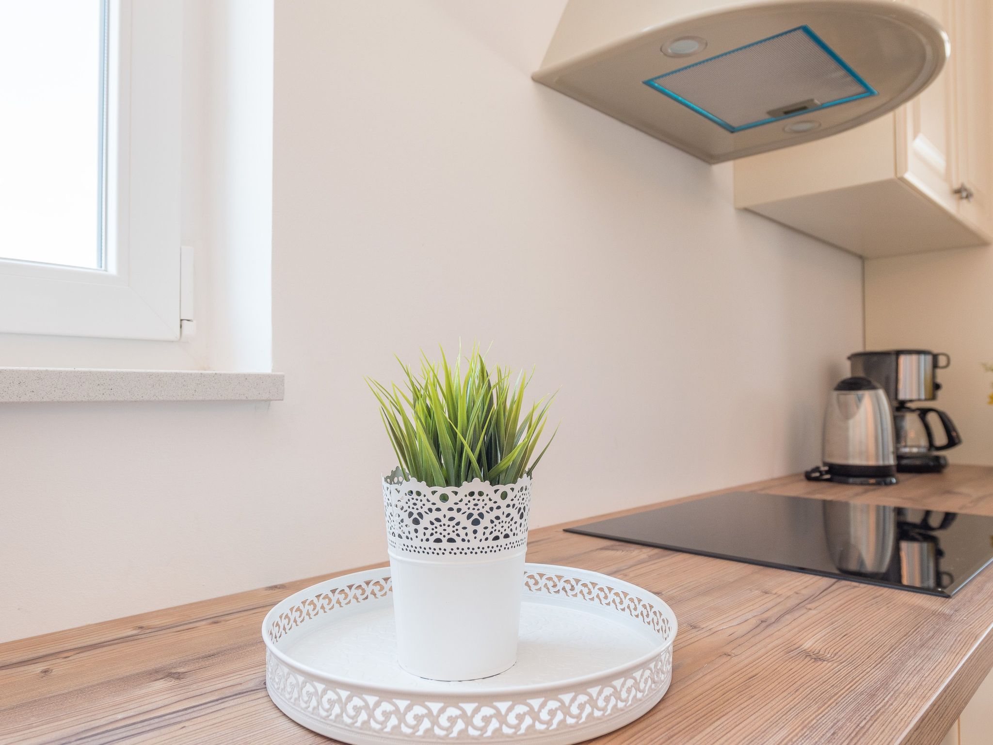 "Ena" mit Blick auf das Wasser-Drinnen