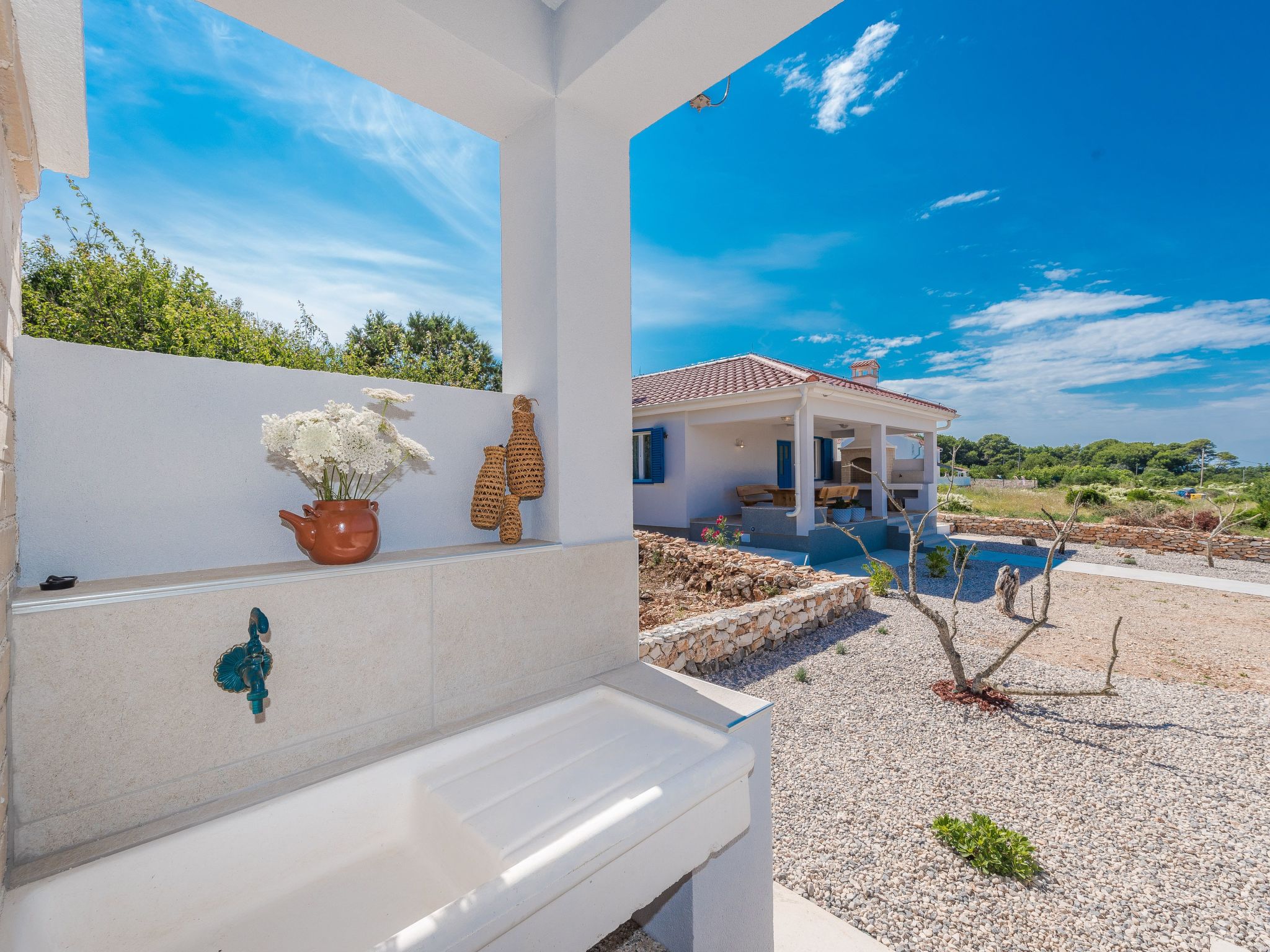 "Ivana" mit Blick auf das Wasser-Draußen