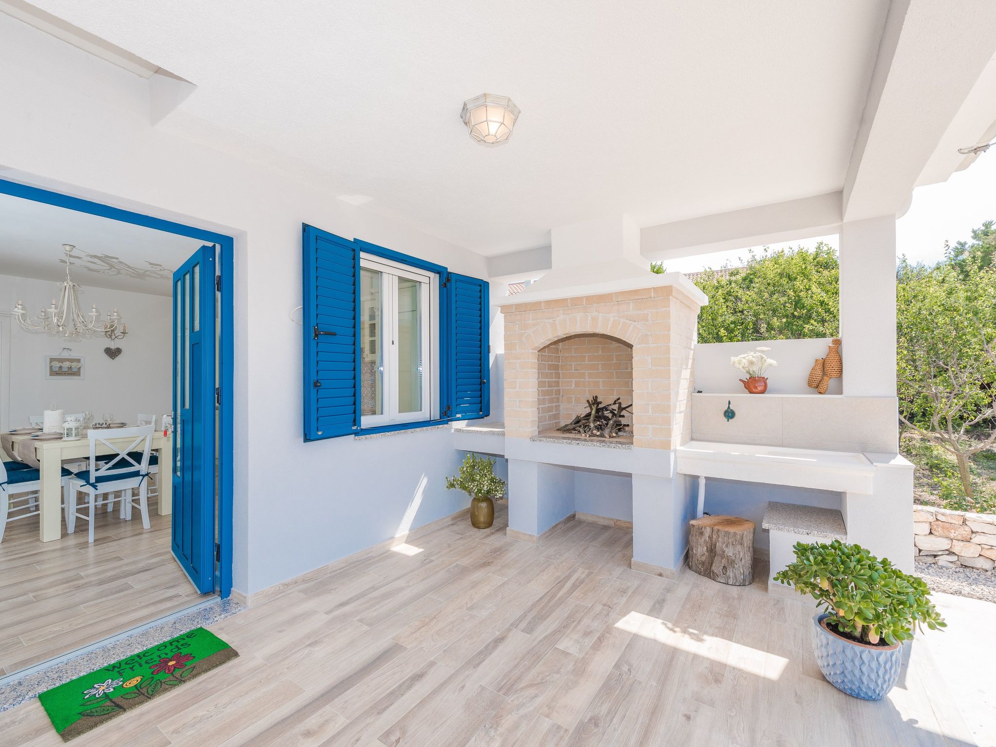 "Ivana" mit Blick auf das Wasser-Draußen