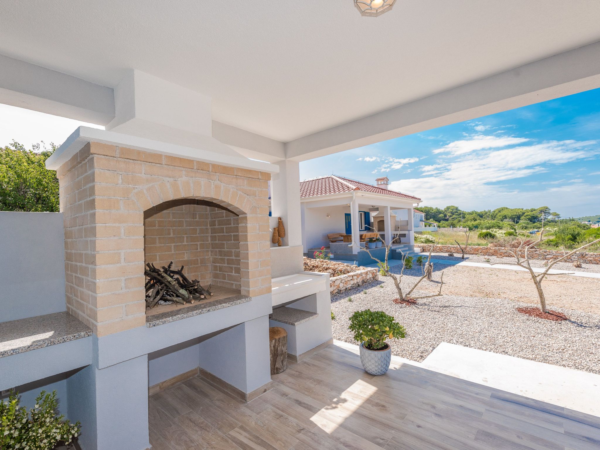 "Ivana" mit Blick auf das Wasser-Draußen