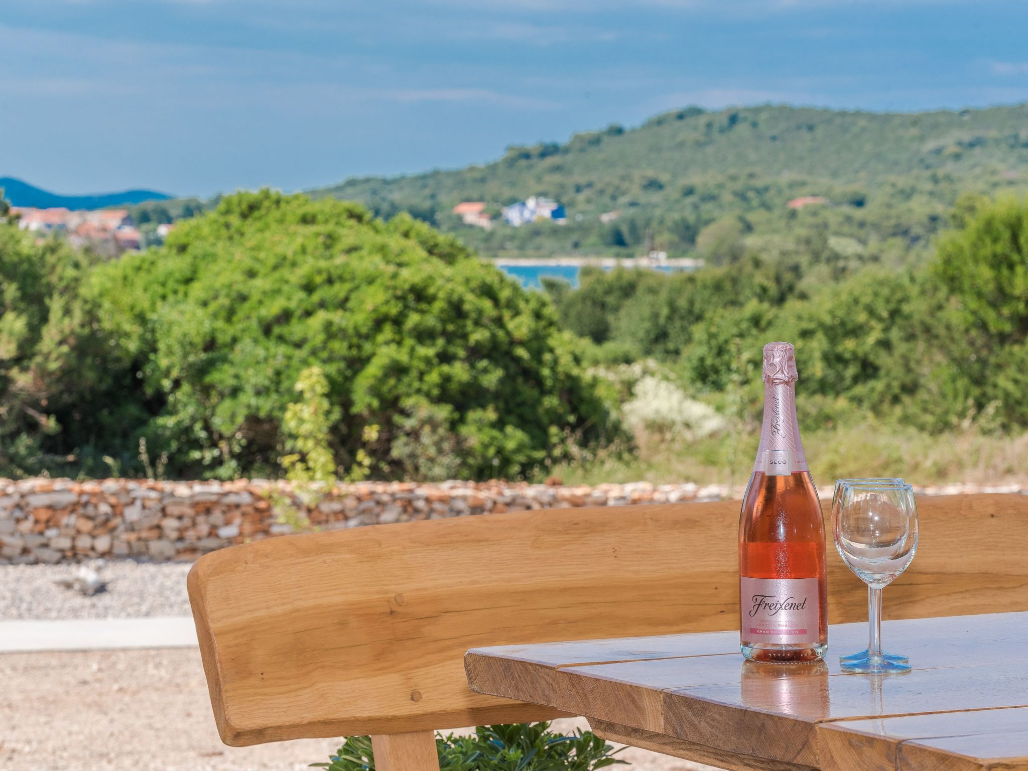 "Ivana" mit Blick auf das Wasser-Draußen