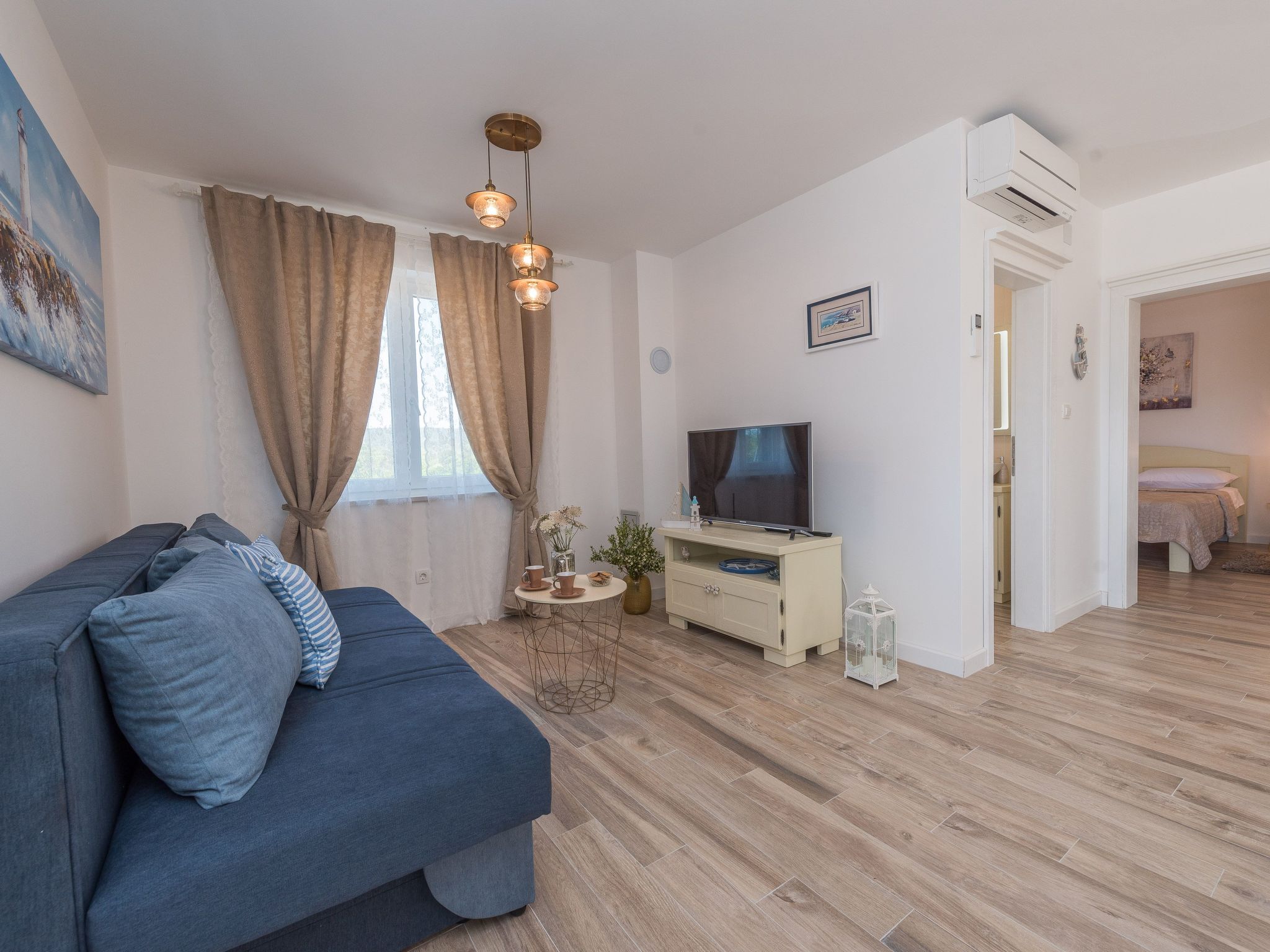 "Ivana" mit Blick auf das Wasser-Drinnen