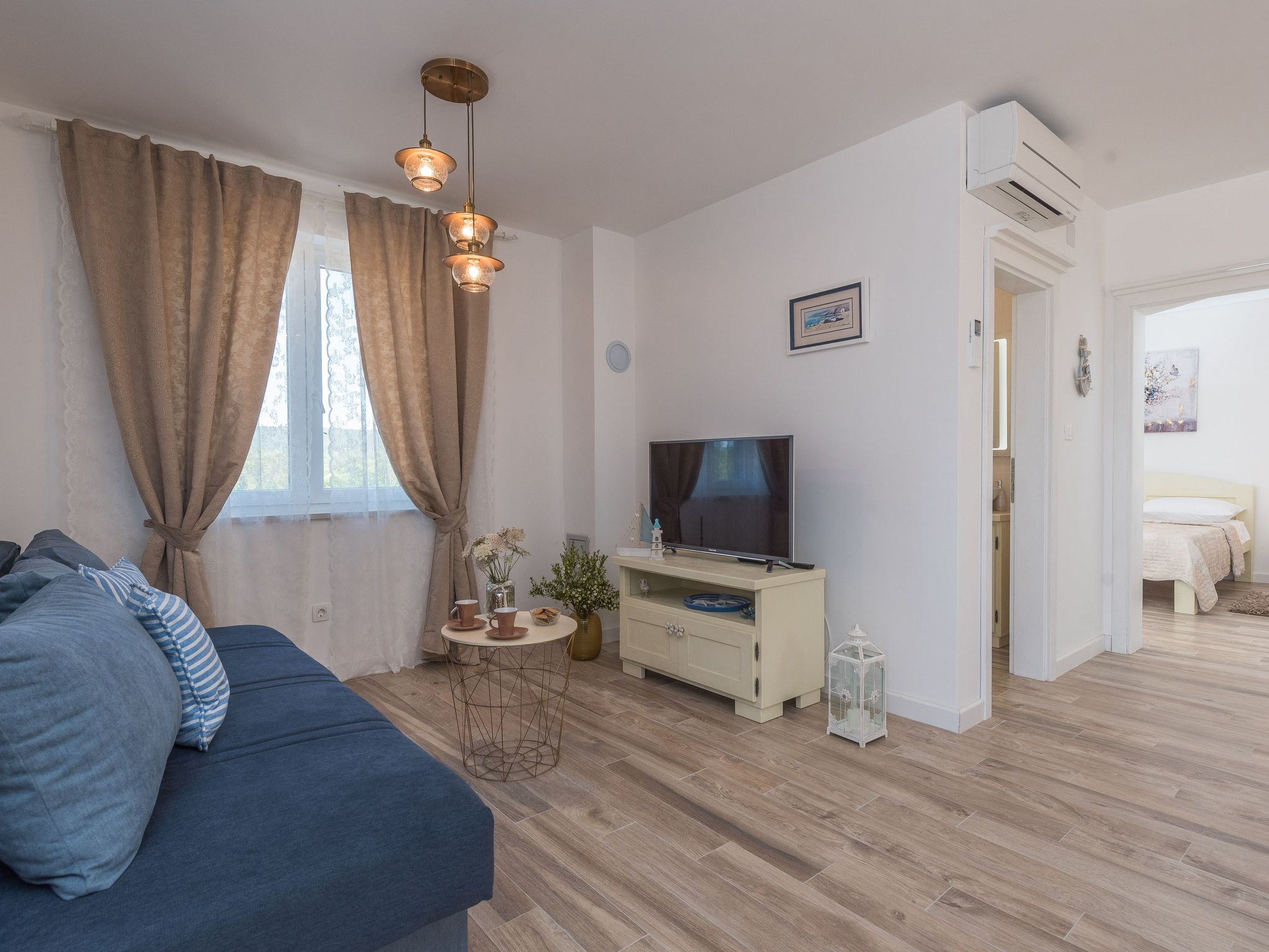 "Ivana" mit Blick auf das Wasser-Drinnen