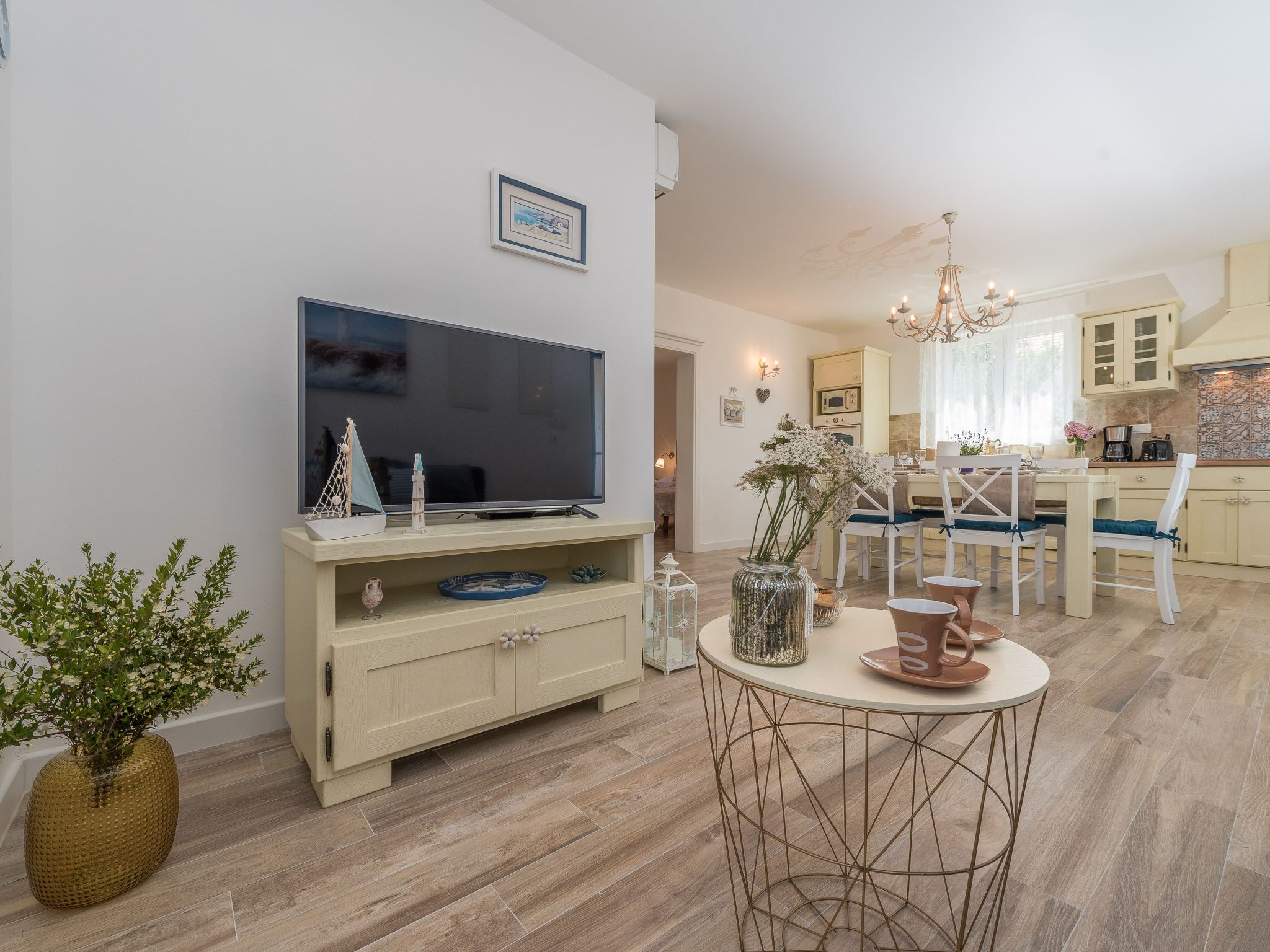 "Ivana" mit Blick auf das Wasser-Drinnen