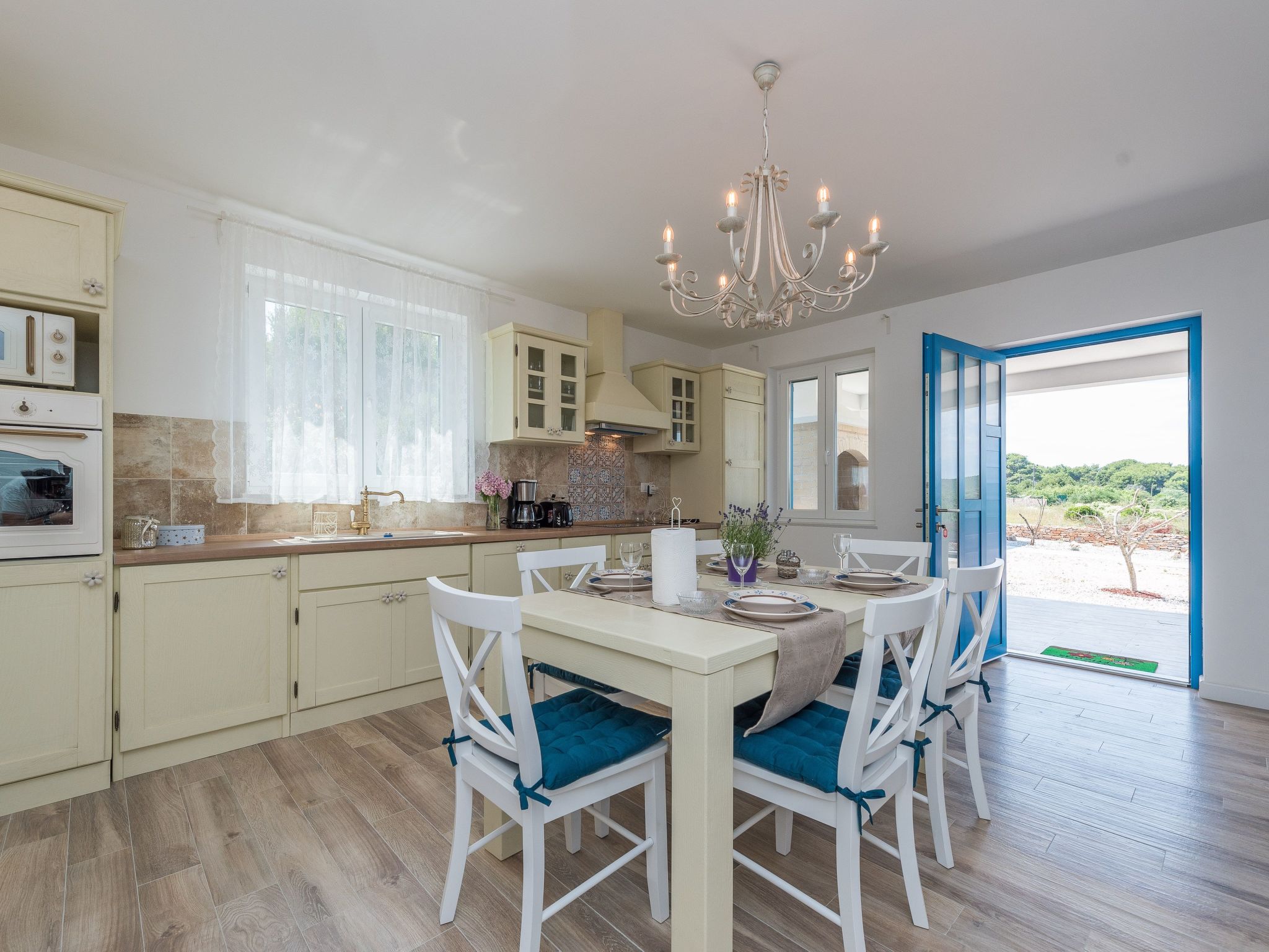 "Ivana" mit Blick auf das Wasser-Drinnen