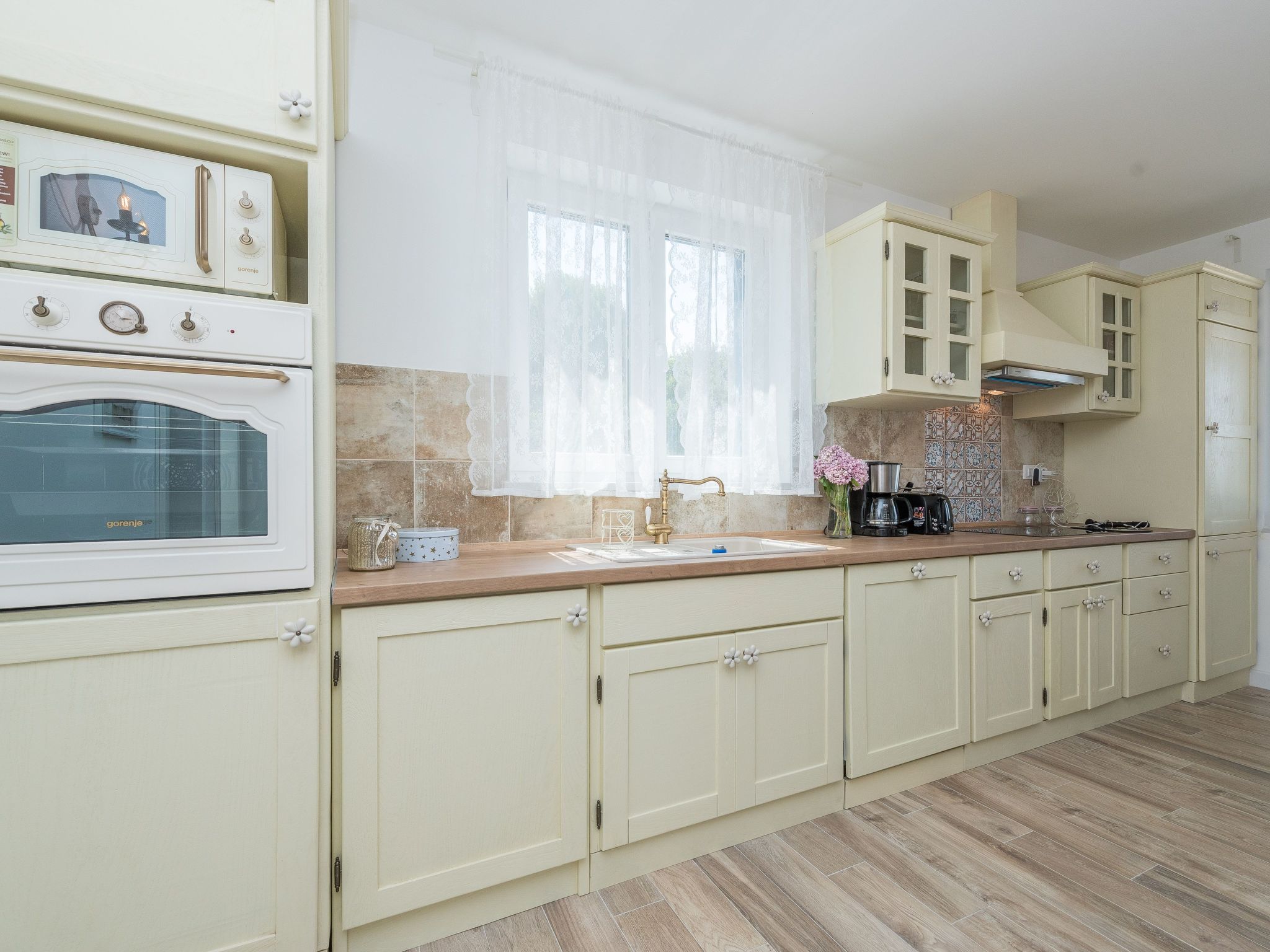 "Ivana" mit Blick auf das Wasser-Drinnen