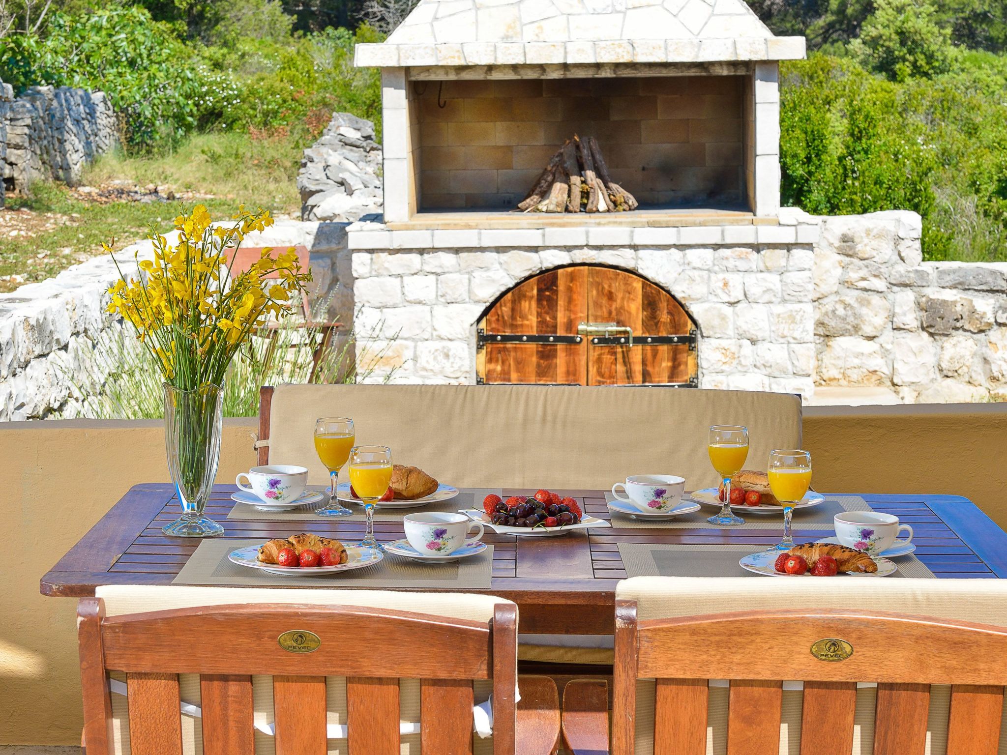 "Sakarun" mit Blick auf das Wasser
