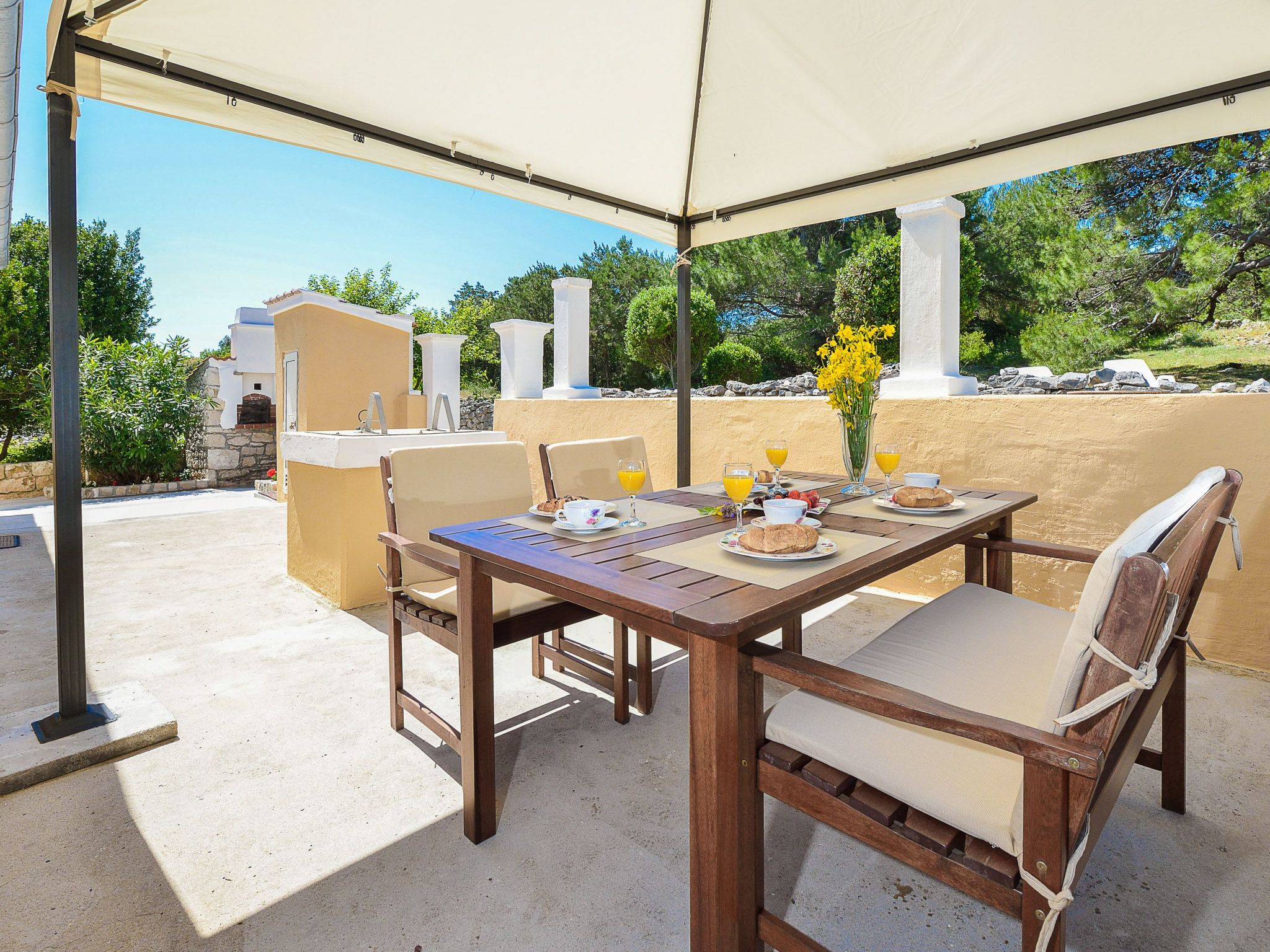 "Sakarun" mit Blick auf das Wasser-Draußen