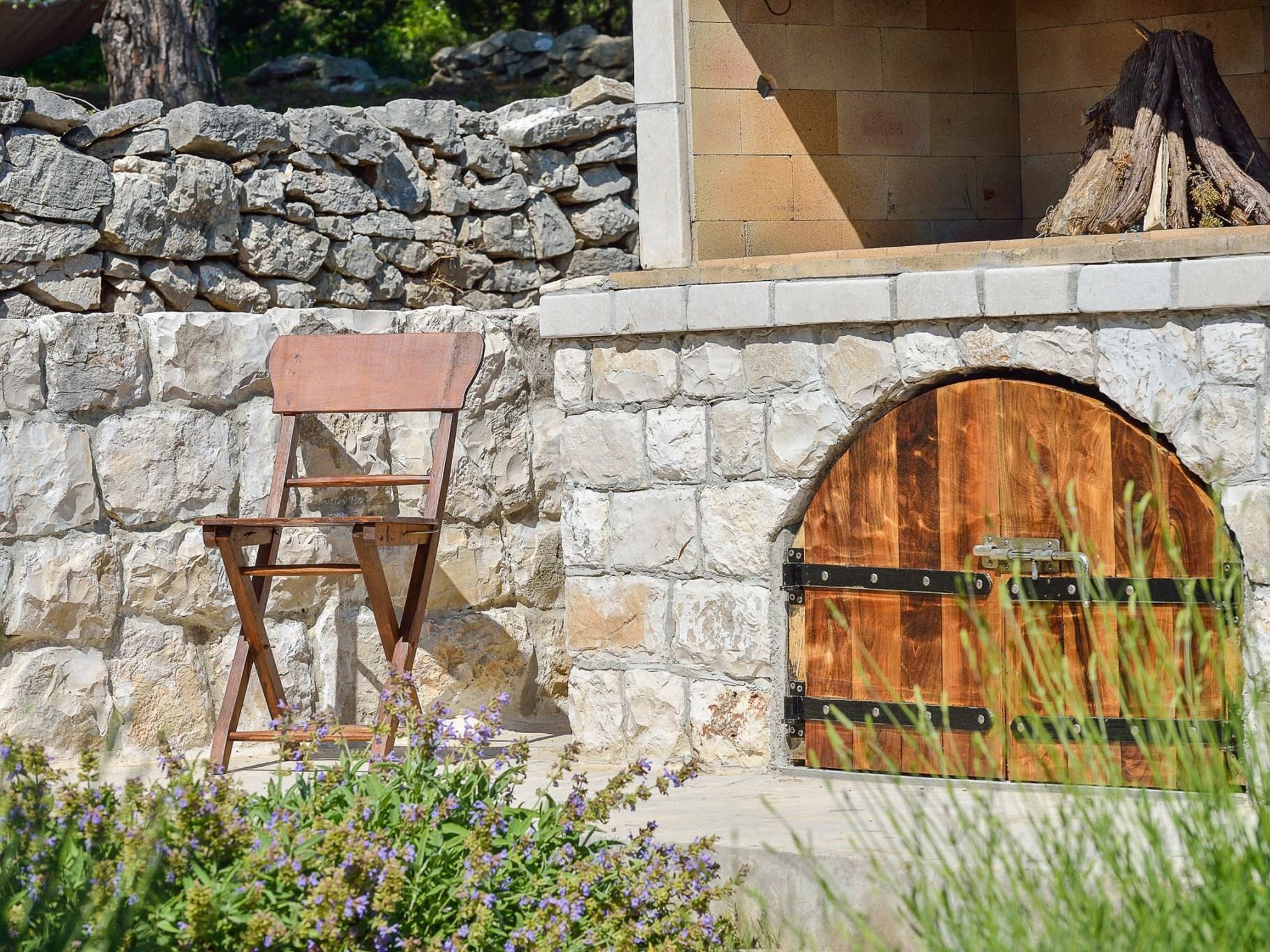 "Sakarun" mit Blick auf das Wasser-Draußen