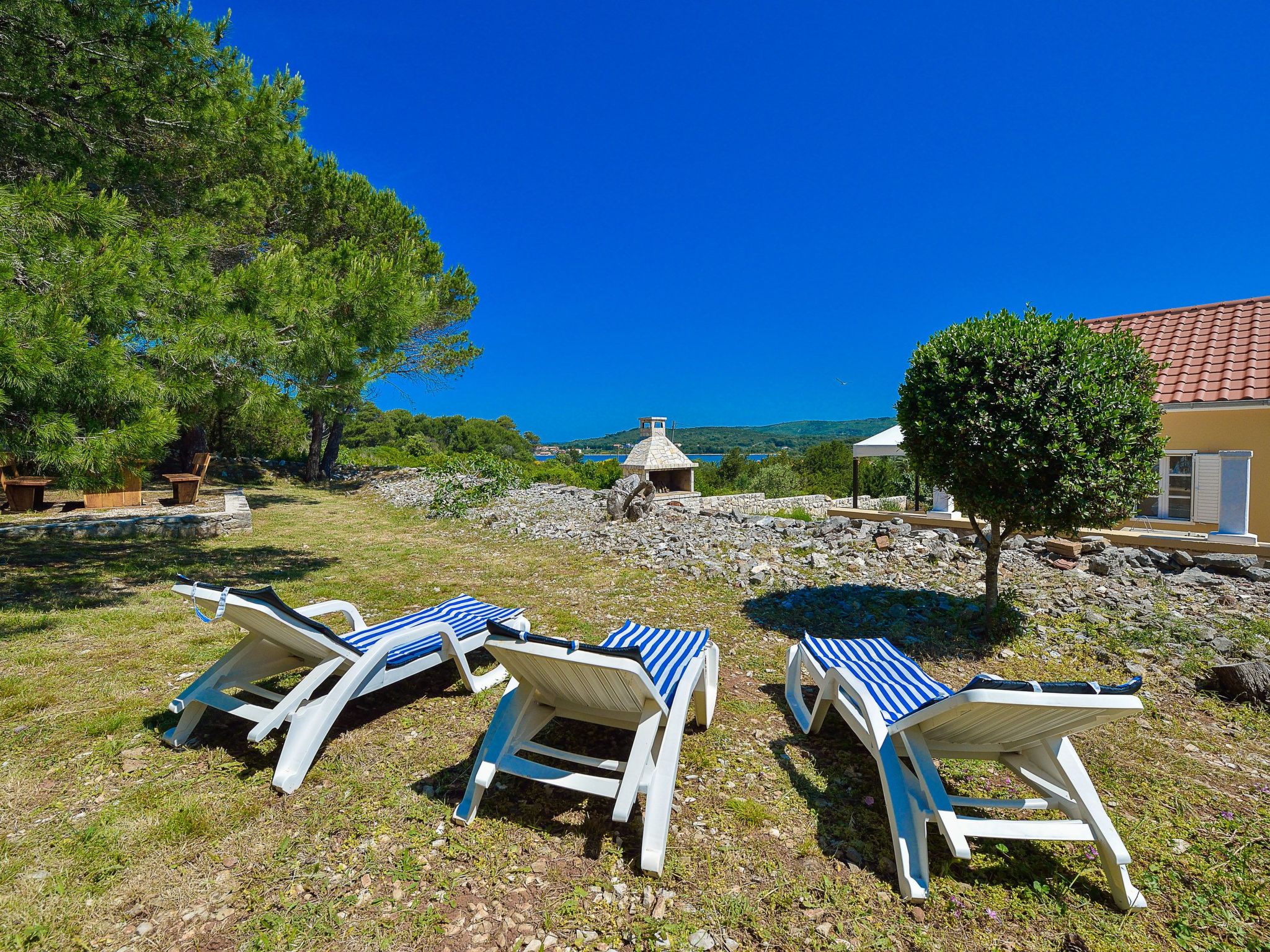 "Sakarun" mit Blick auf das Wasser-Draußen
