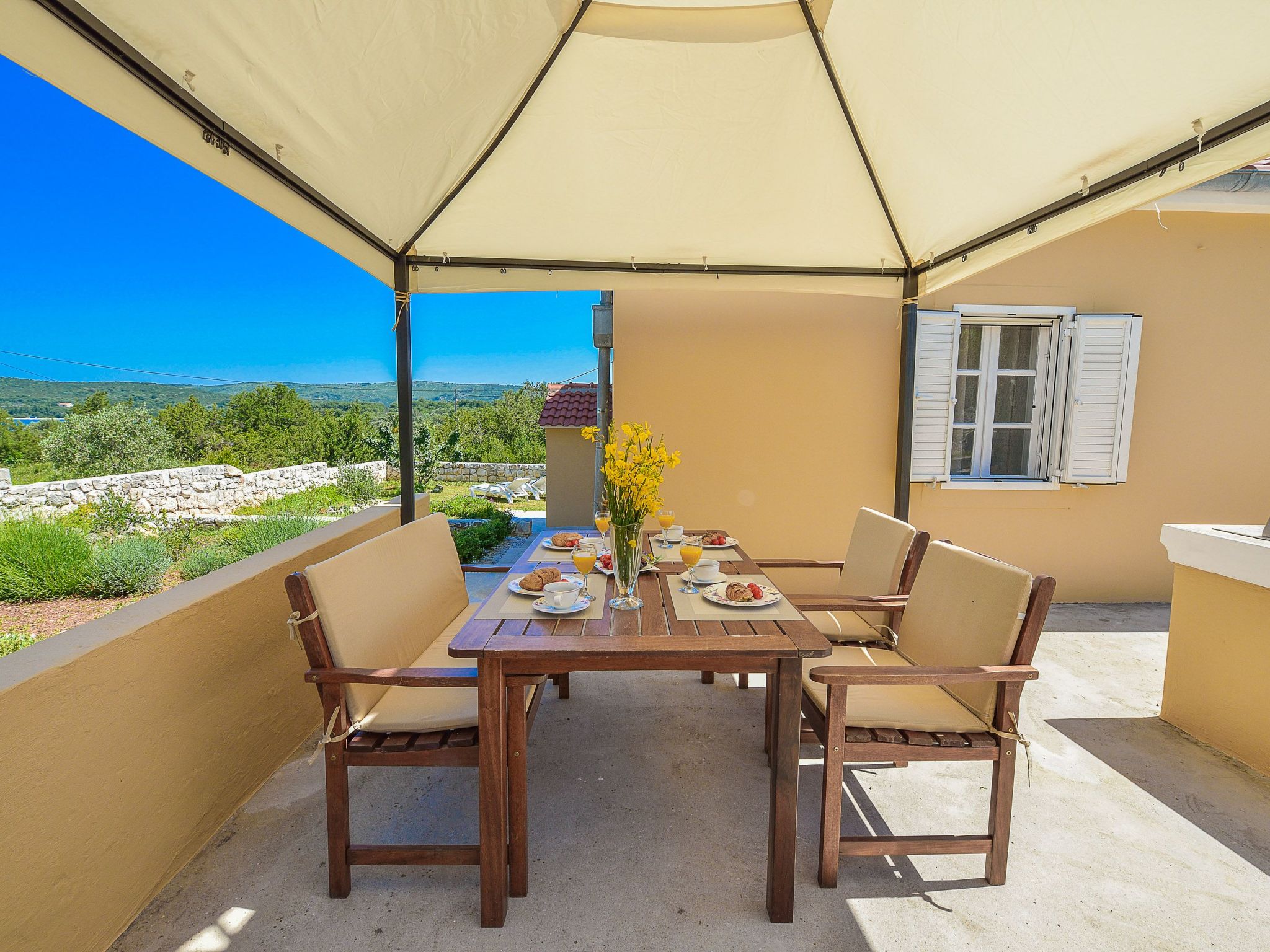 "Sakarun" mit Blick auf das Wasser-Image-tags.info