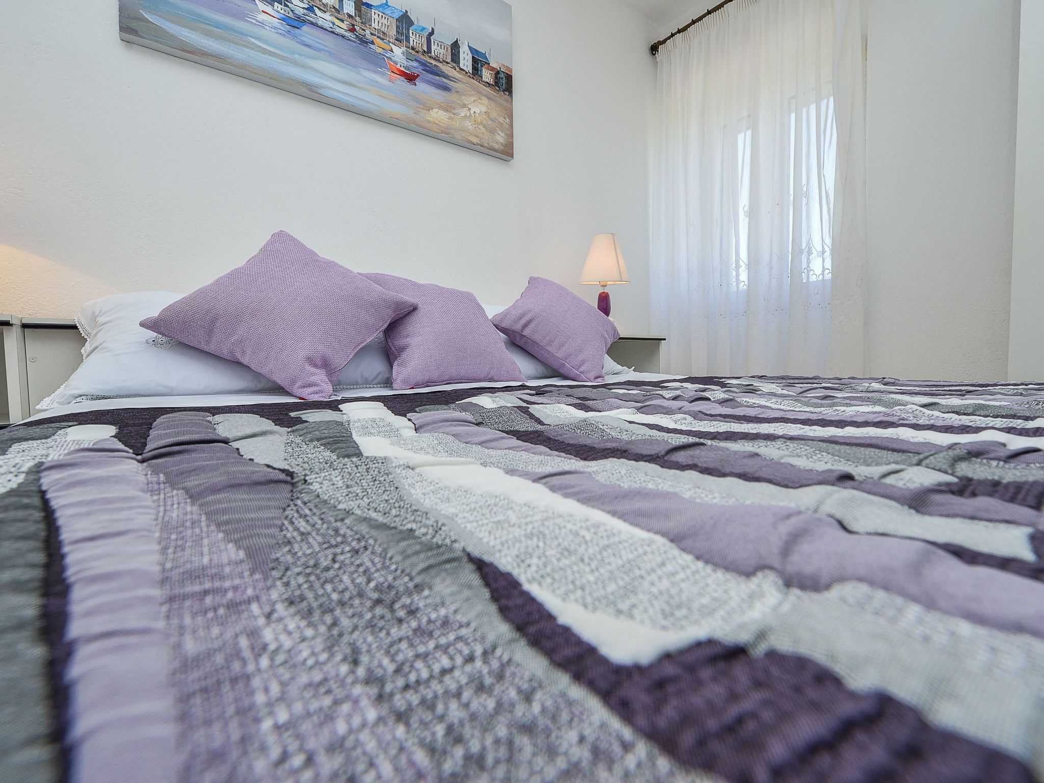 "Sakarun" mit Blick auf das Wasser-Drinnen