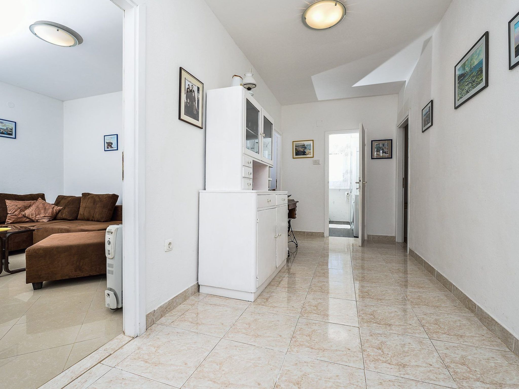 "Sakarun" mit Blick auf das Wasser-Drinnen