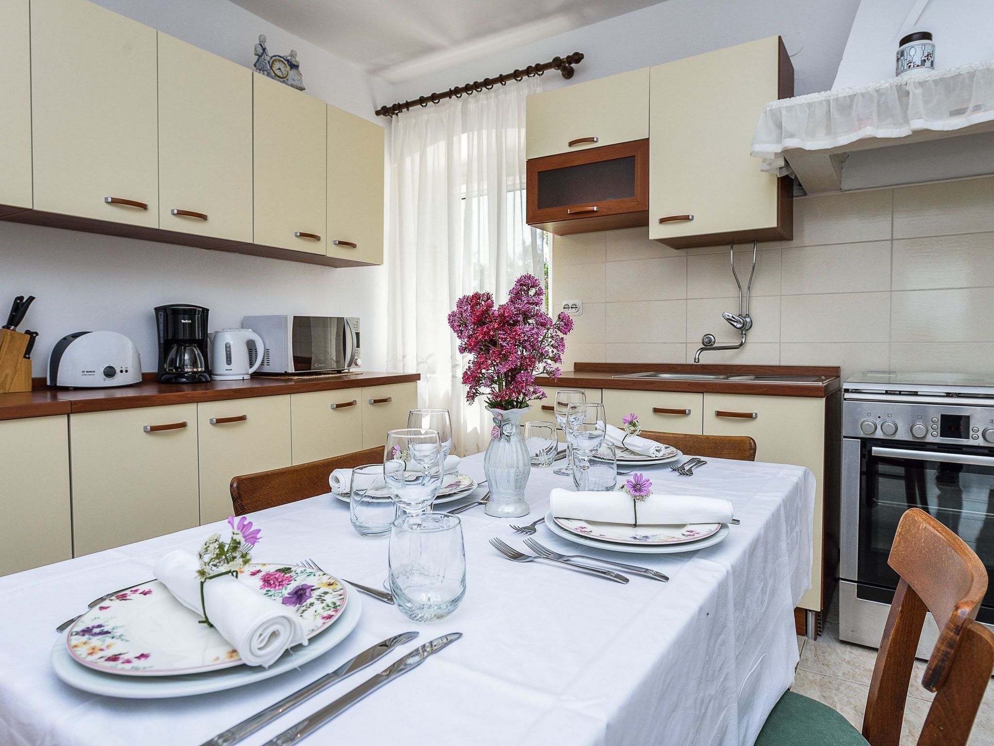 "Sakarun" mit Blick auf das Wasser-Drinnen