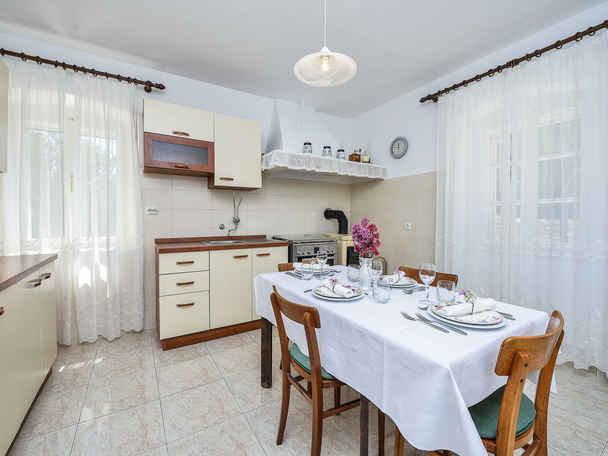 "Sakarun" mit Blick auf das Wasser-Drinnen