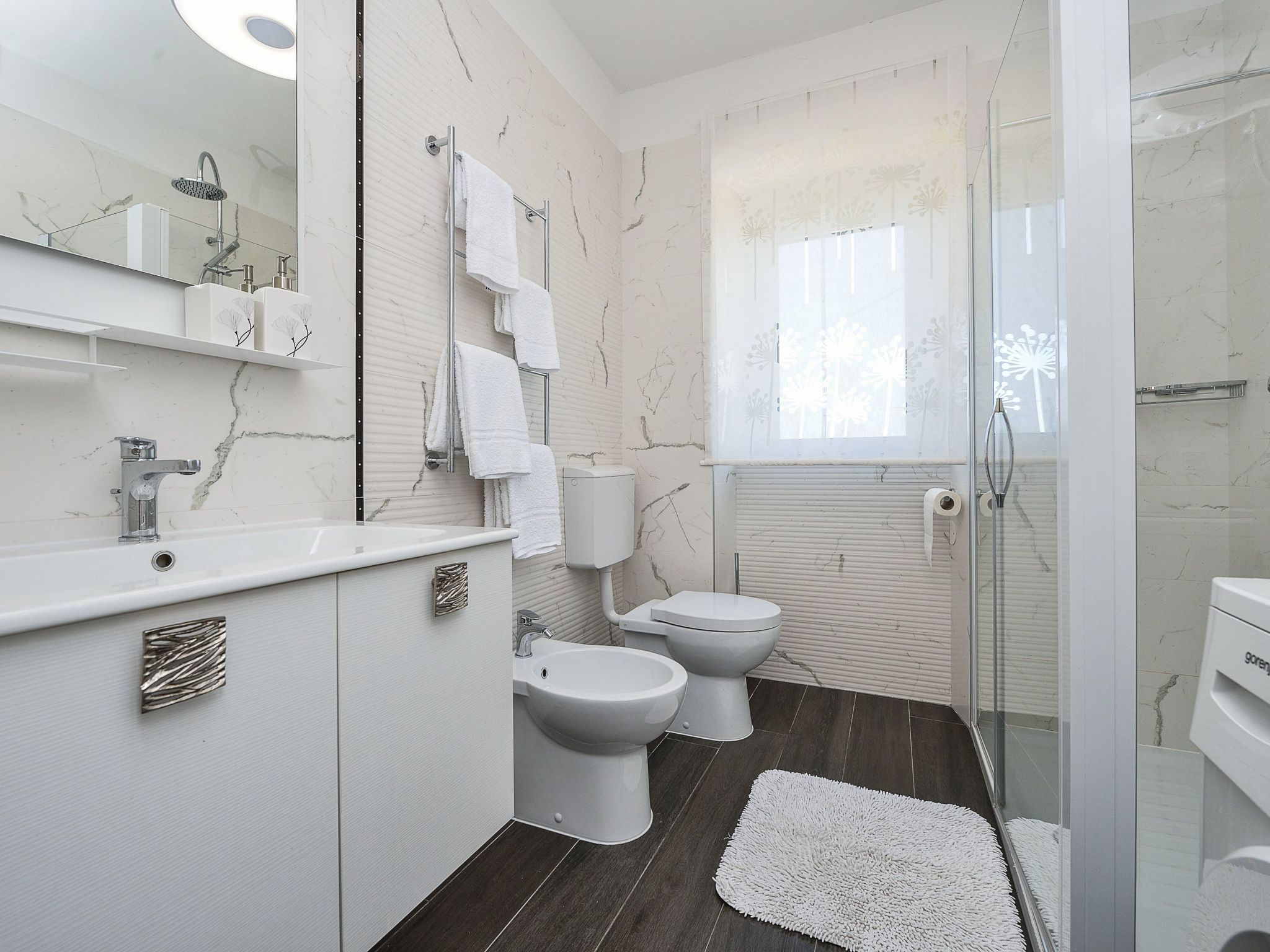 "Sakarun" mit Blick auf das Wasser-Drinnen