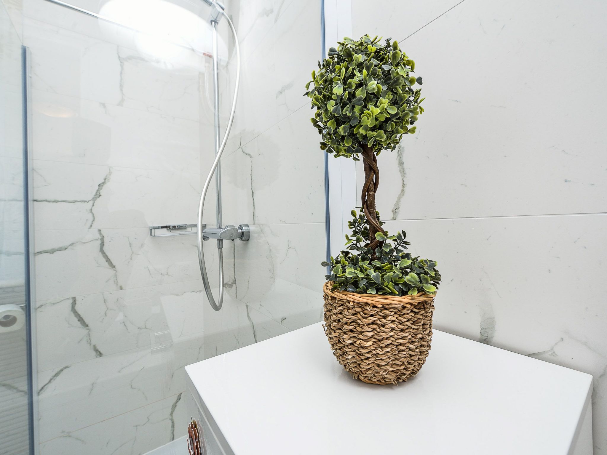 "Sakarun" mit Blick auf das Wasser-Drinnen