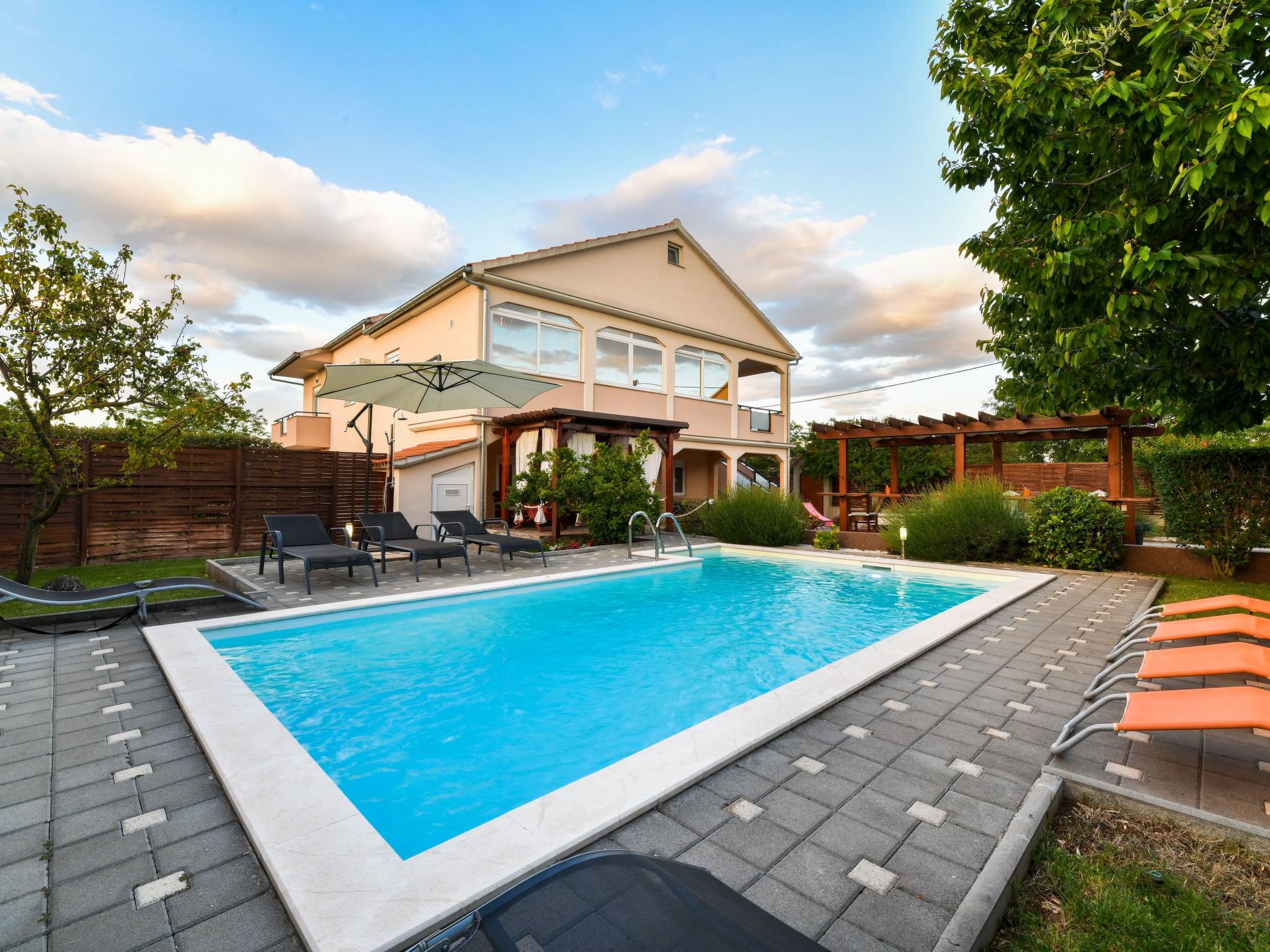 Charmantes Ferienhaus in Donje Rastane-Drinnen