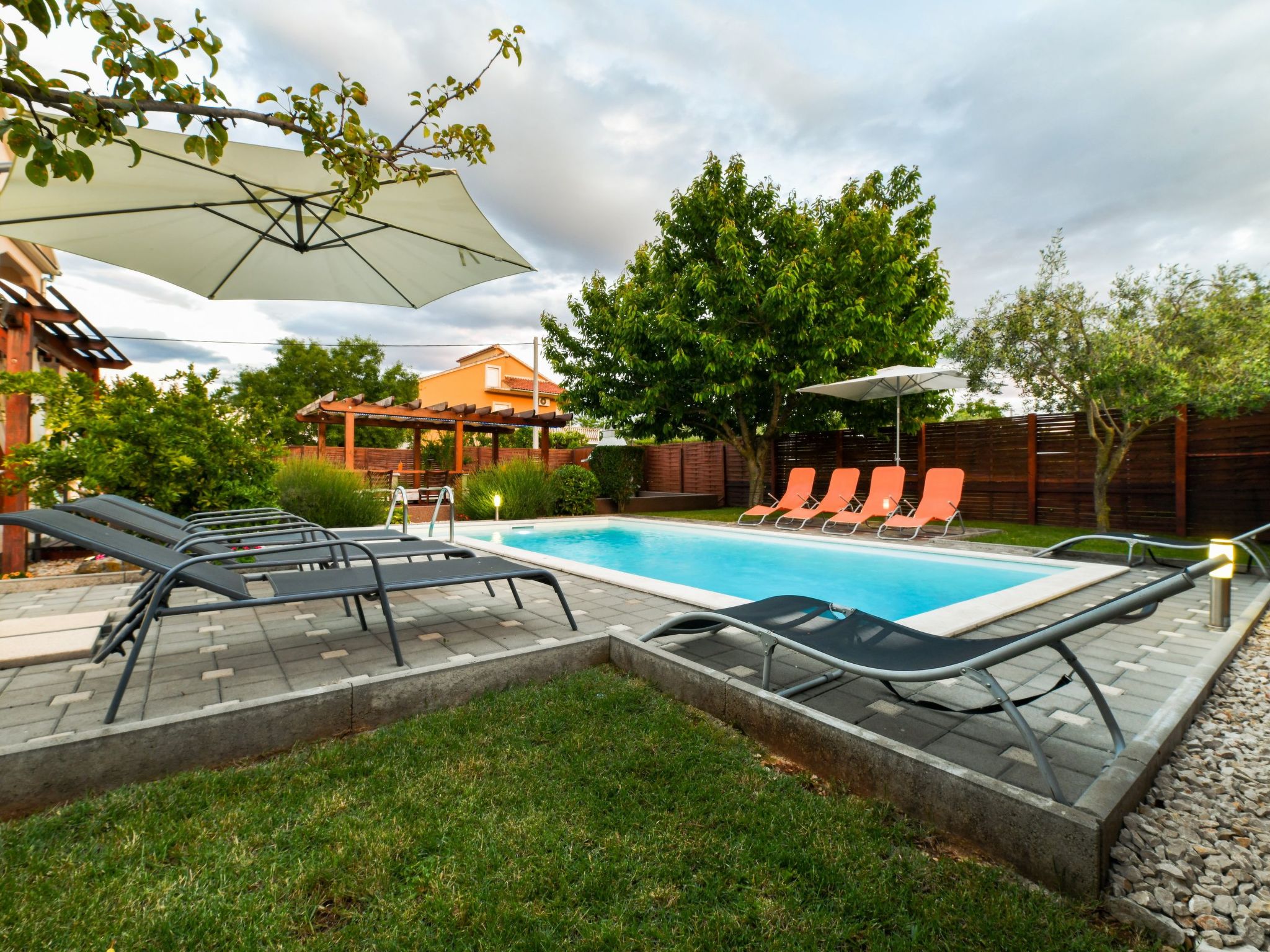 Charmantes Ferienhaus in Donje Rastane-Drinnen