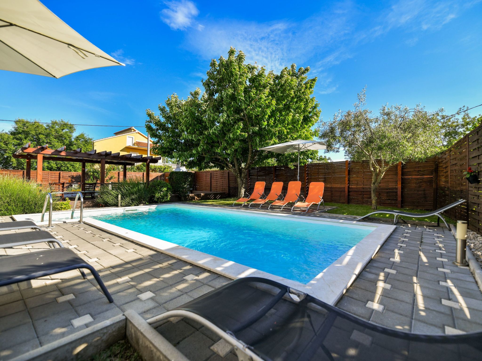 Charmantes Ferienhaus in Donje Rastane-Drinnen