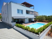 Vrijstaande villa met privézwembad en tuin op 150m van zee in Donje Rastane - thumbnail 1