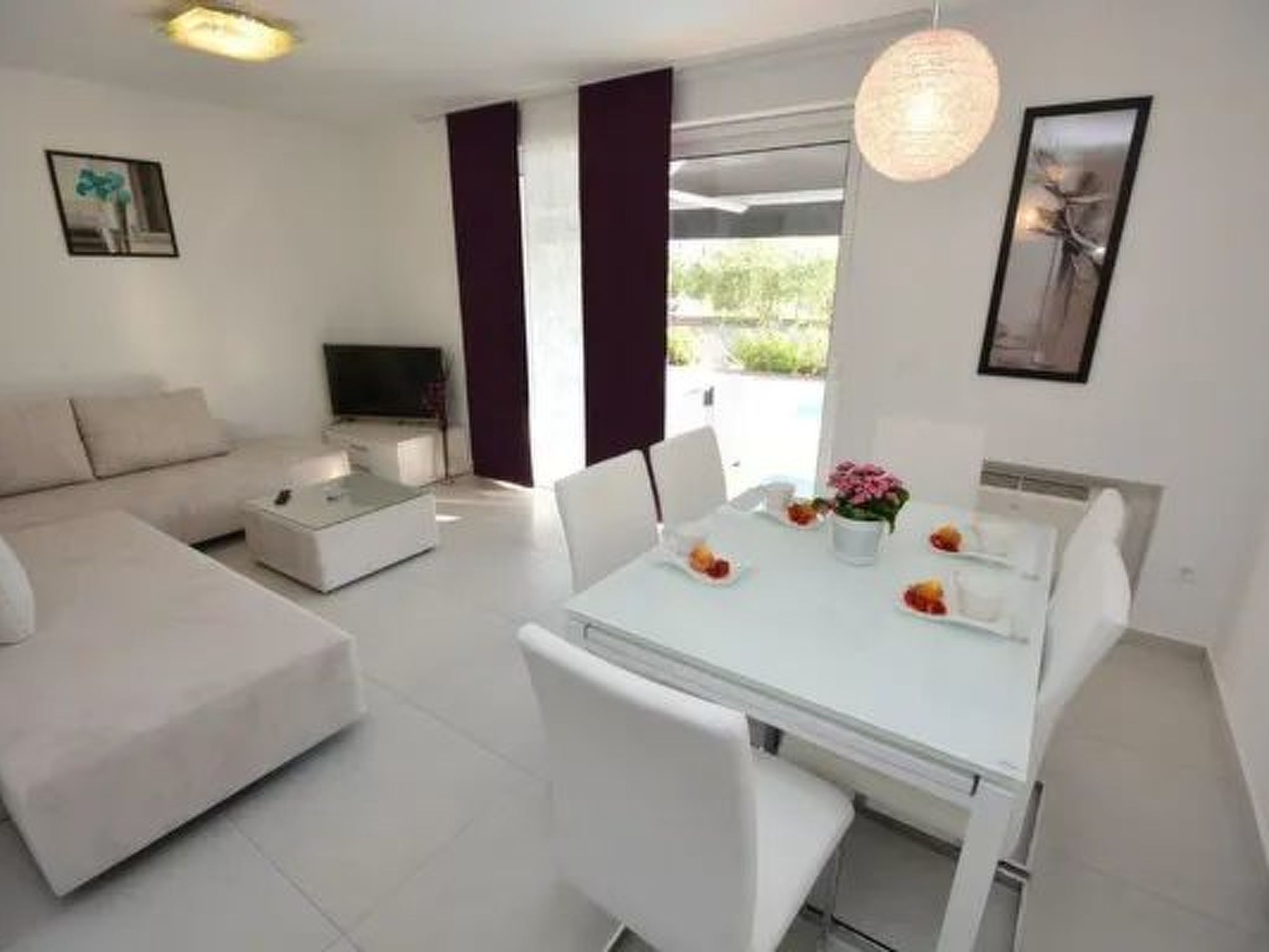 1 mit Schwimmbad und Garten