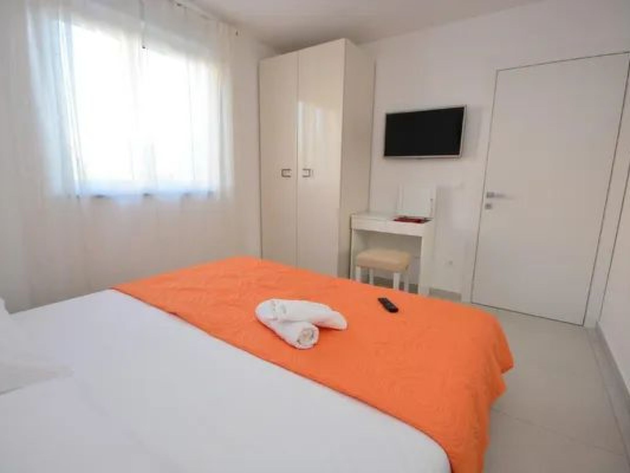 1 mit Schwimmbad und Garten-Inside