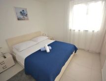 Appartement 2 met zwembad en tuin op 150 meter van zee in Donje Rastane - thumbnail 3