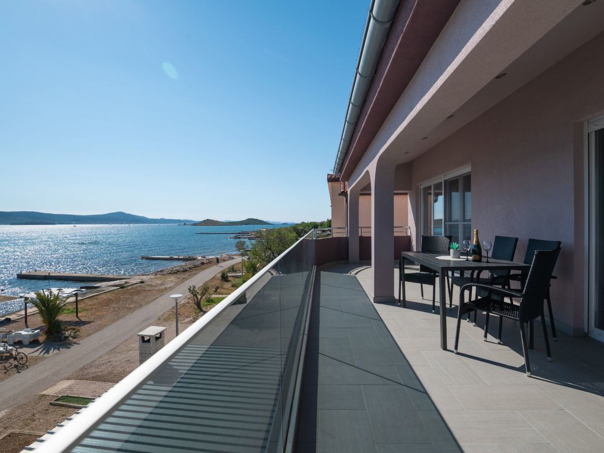 Wohnung in Turanj mit sicherem Parkplatz