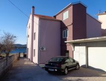 in Turanj mit Grill und Terrasse