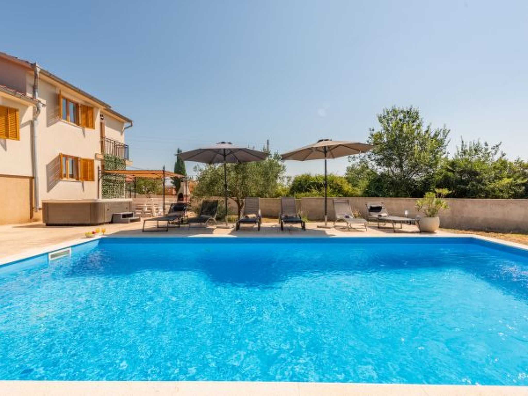Holiday house Tina with jacuzzi and pool