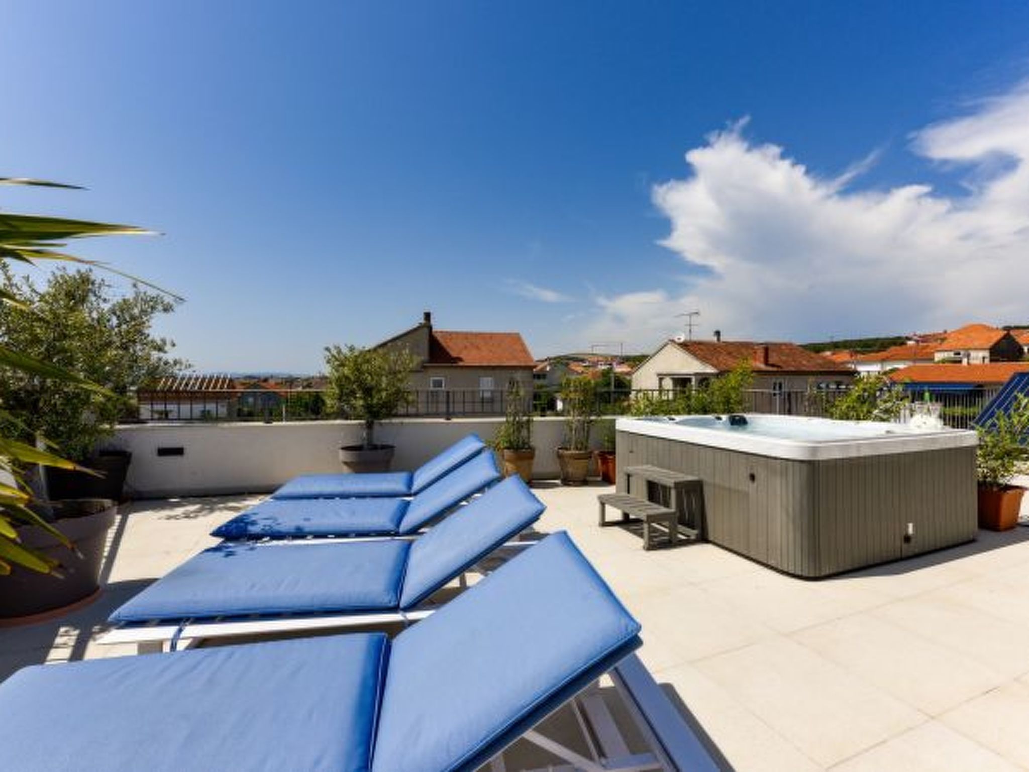 Villa Azzuro with jacuzzi and pool - Image-tags.info