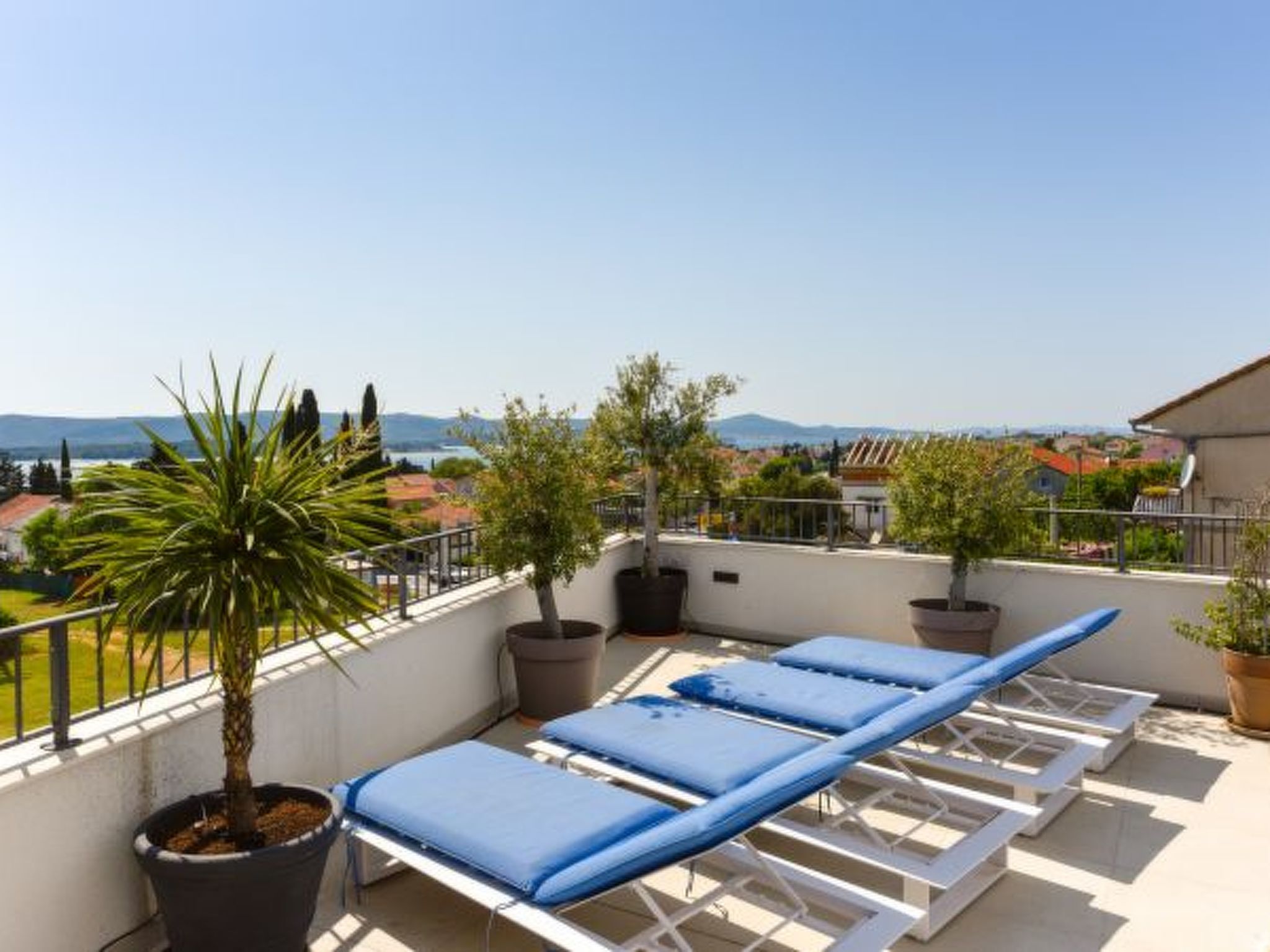 Villa Azzuro with jacuzzi and pool - Image-tags.info