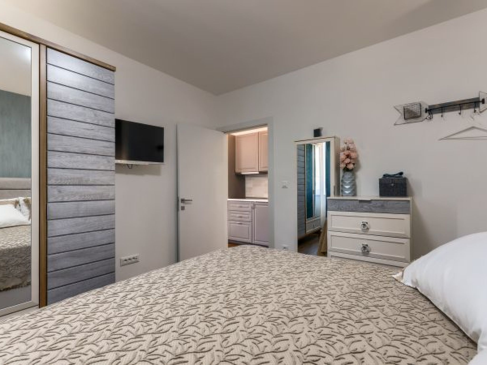 Villa Azzuro with jacuzzi and pool - Image-tags.info