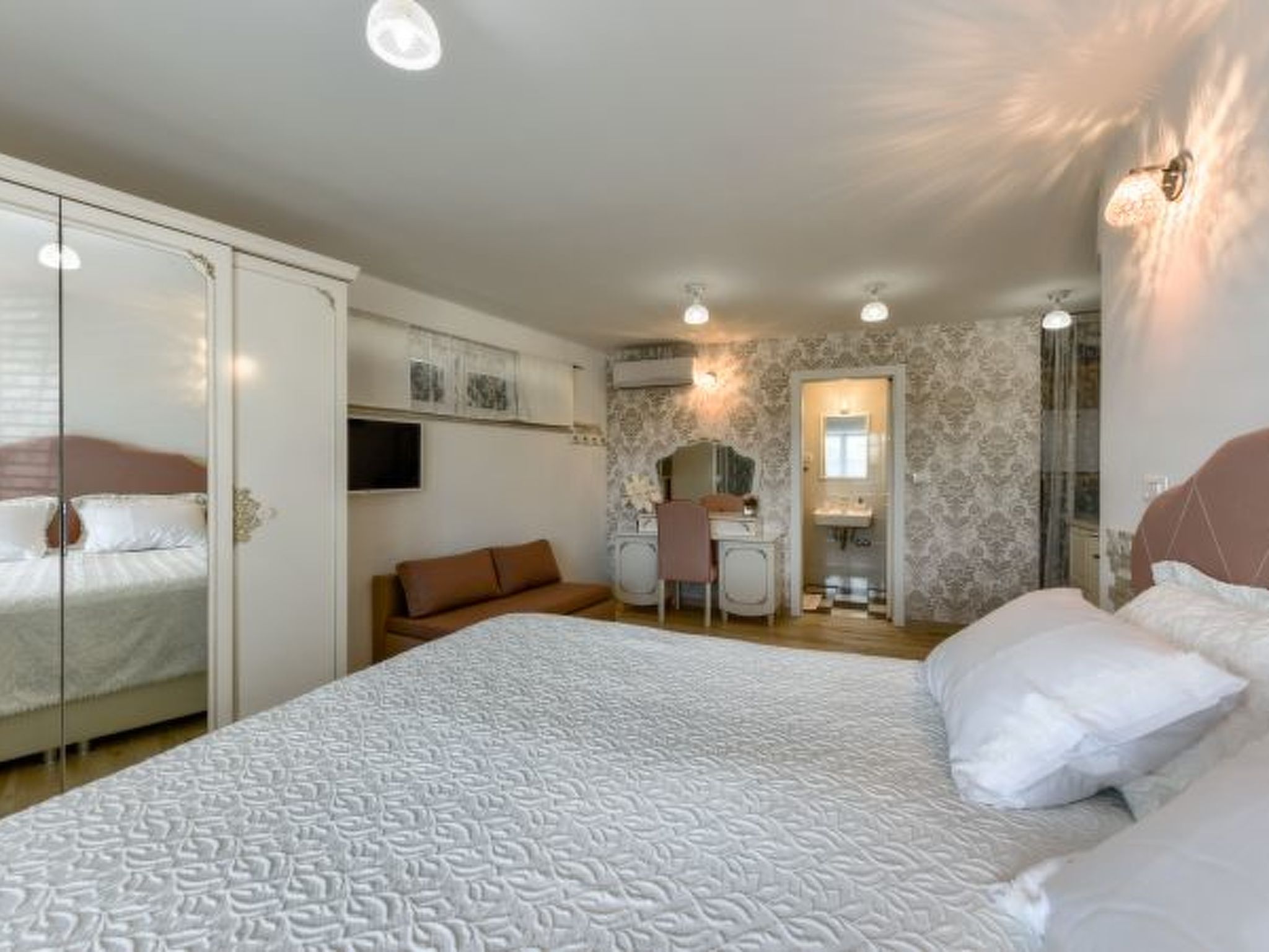 Villa Azzuro with jacuzzi and pool - Image-tags.info