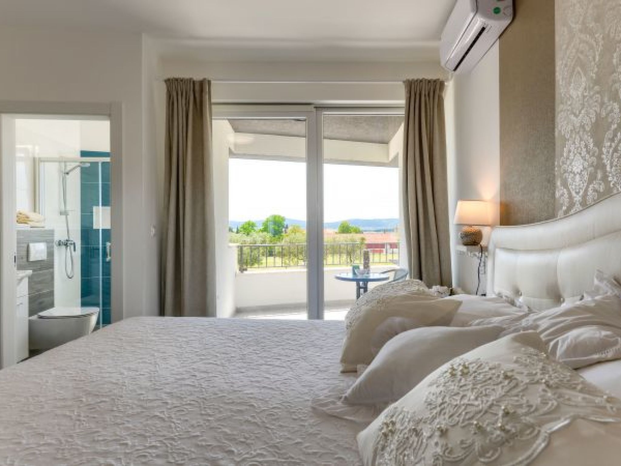 Villa Azzuro with jacuzzi and pool - Image-tags.info